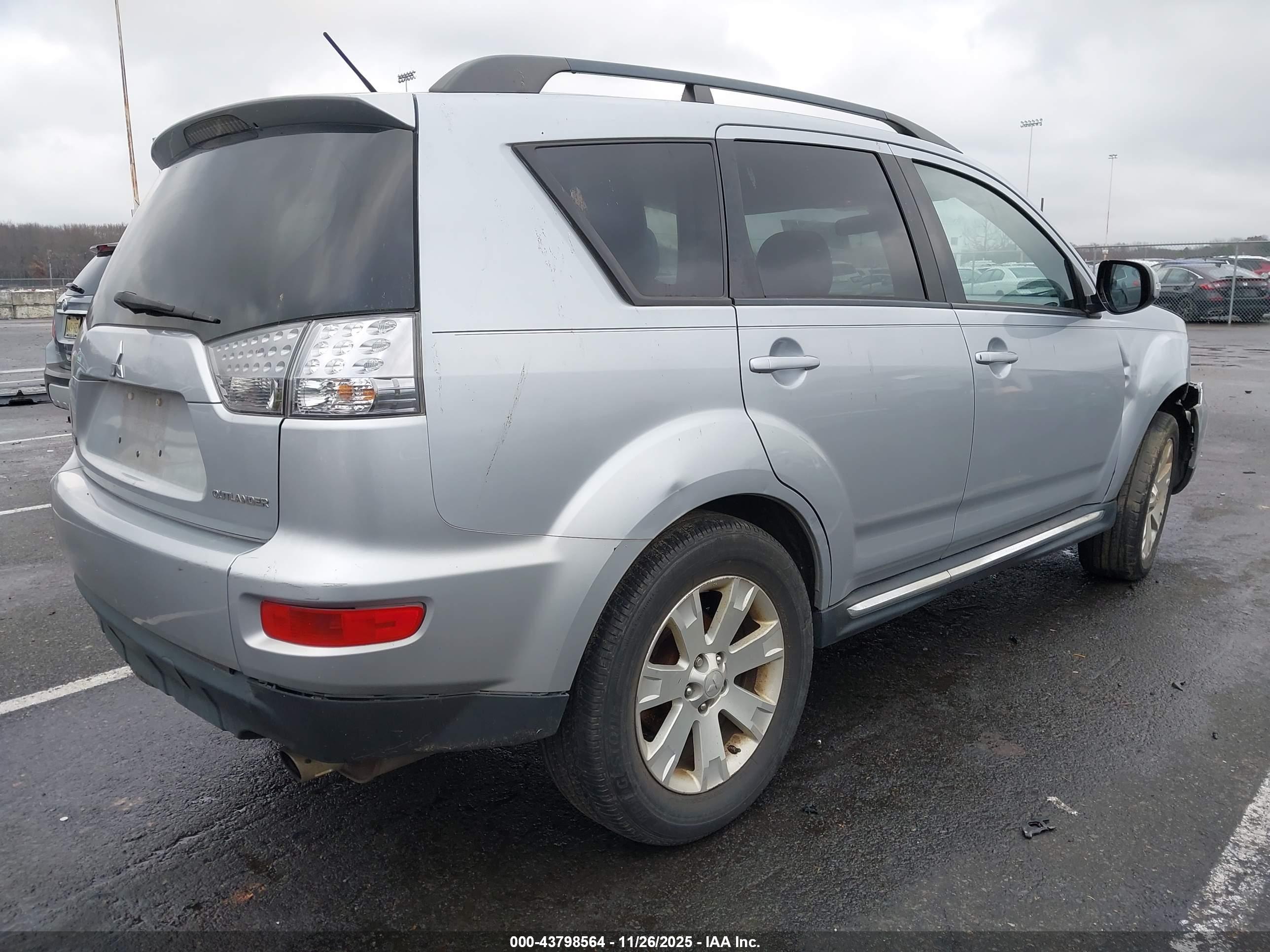 MITSUBISHI OUTLANDER image 4