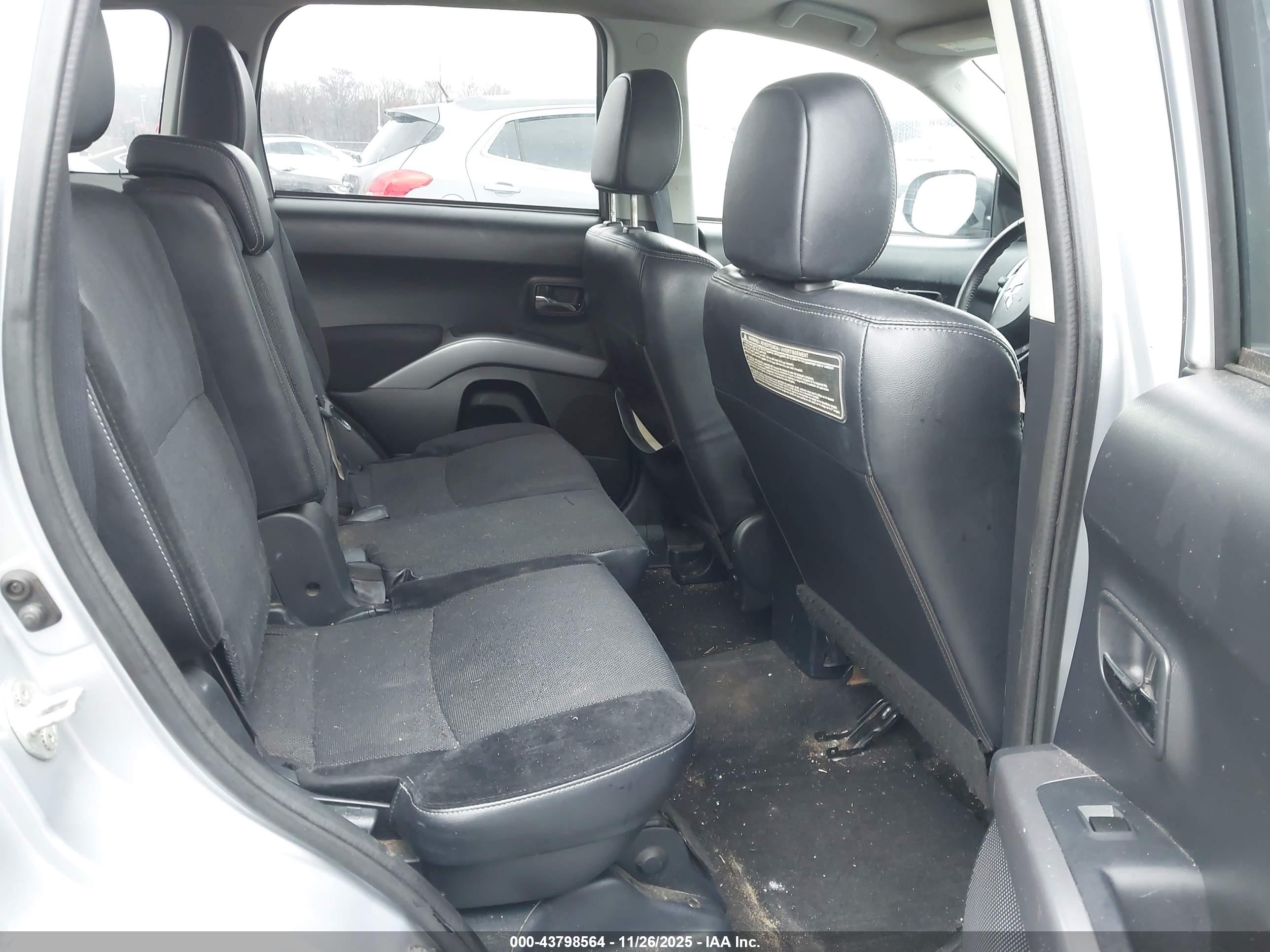 MITSUBISHI OUTLANDER image 8