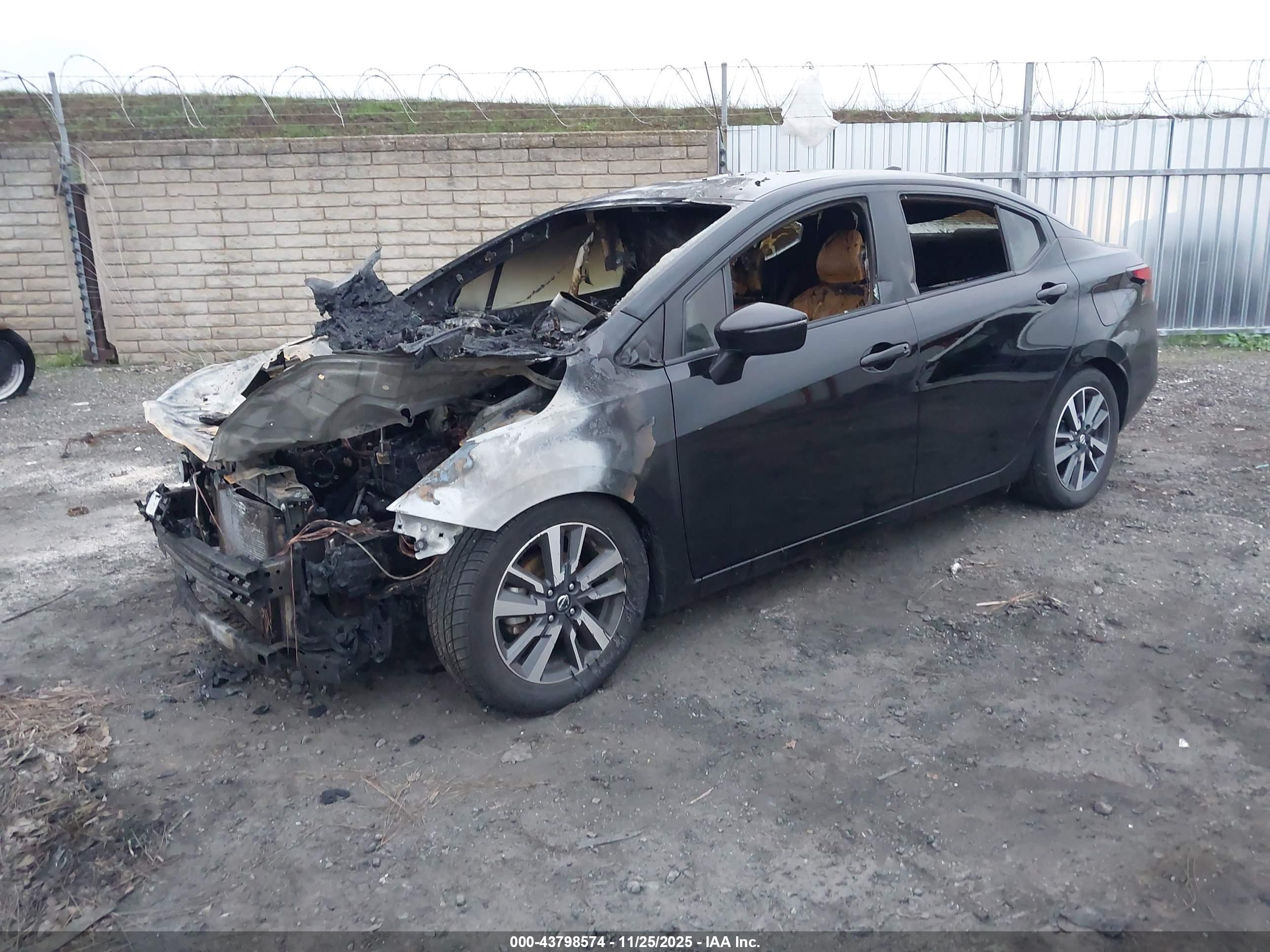 NISSAN VERSA image 2