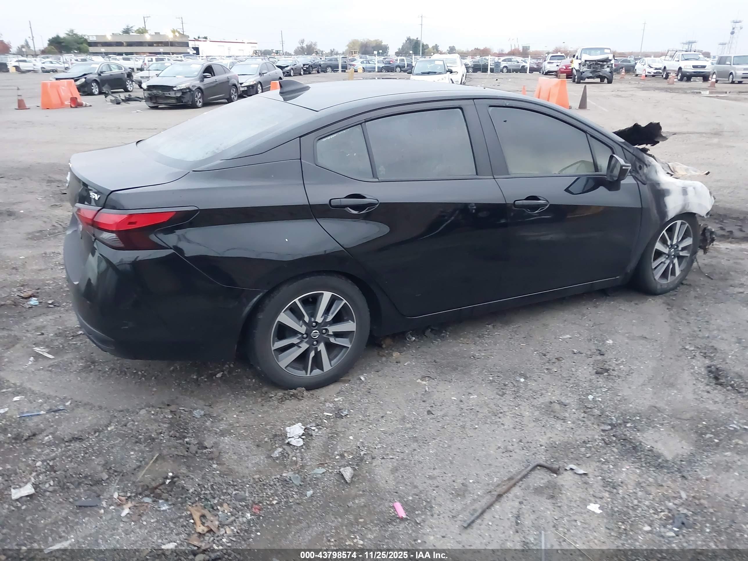 NISSAN VERSA image 4