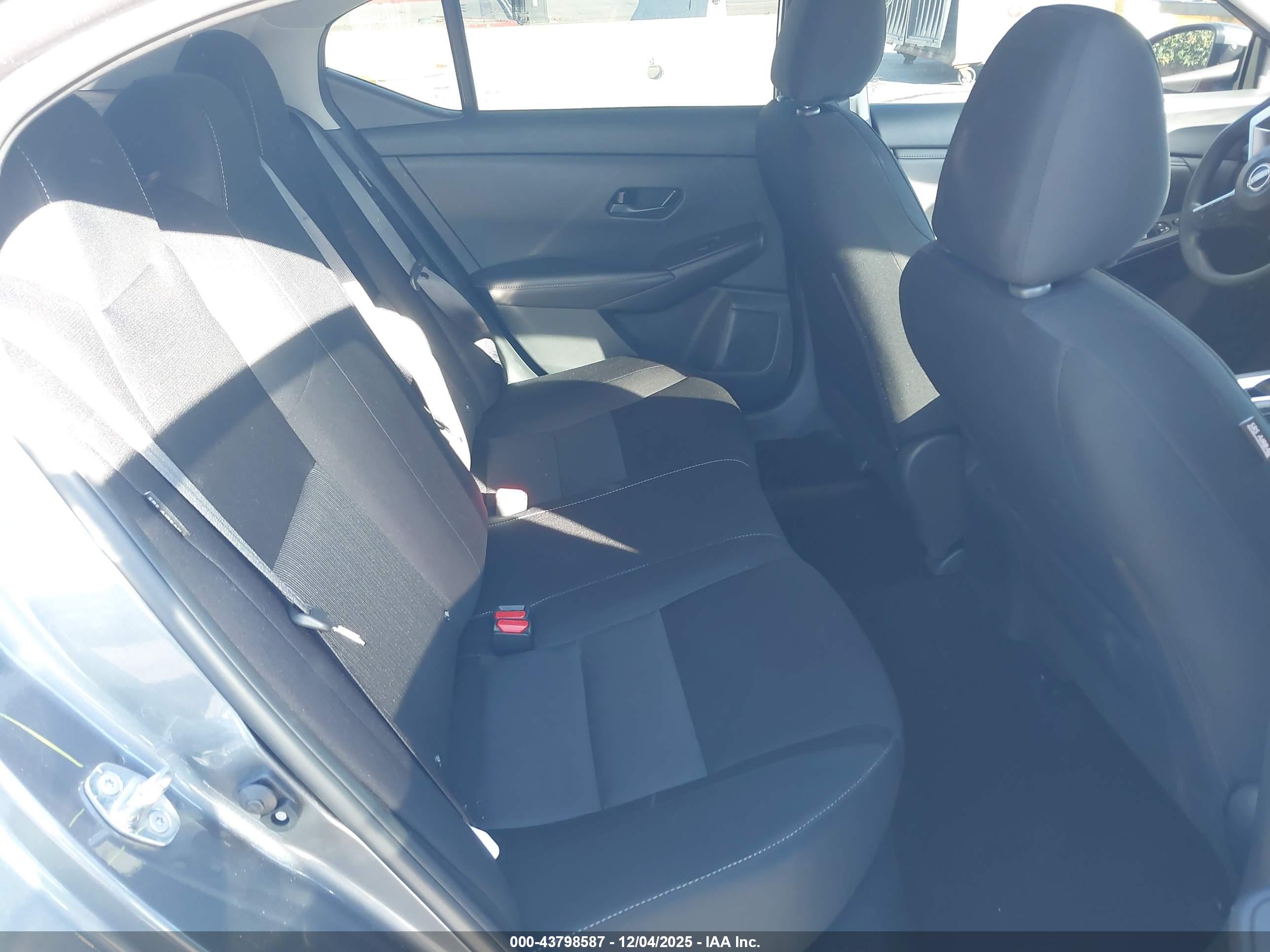 NISSAN SENTRA image 8