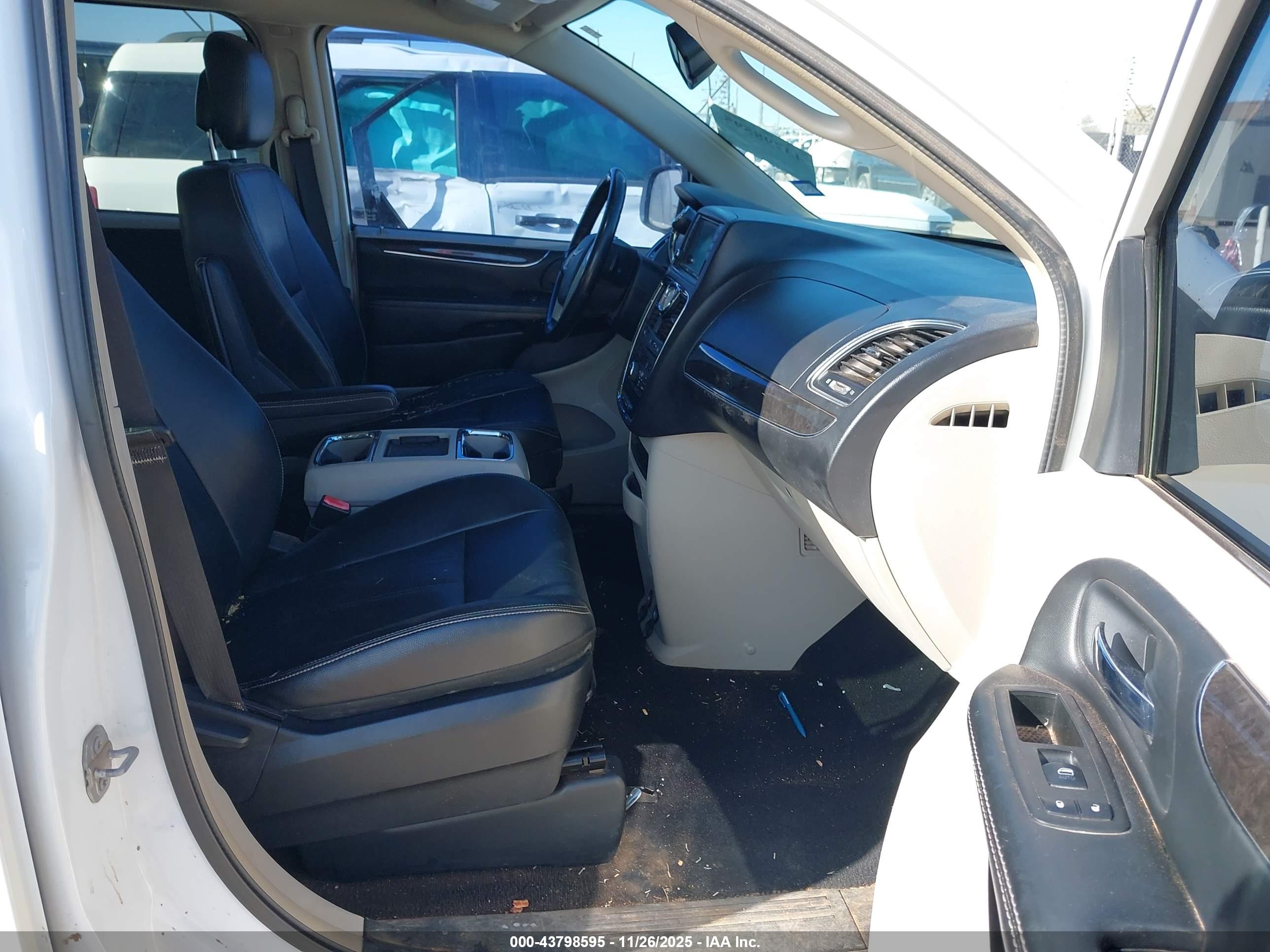 CHRYSLER TOWN image 5