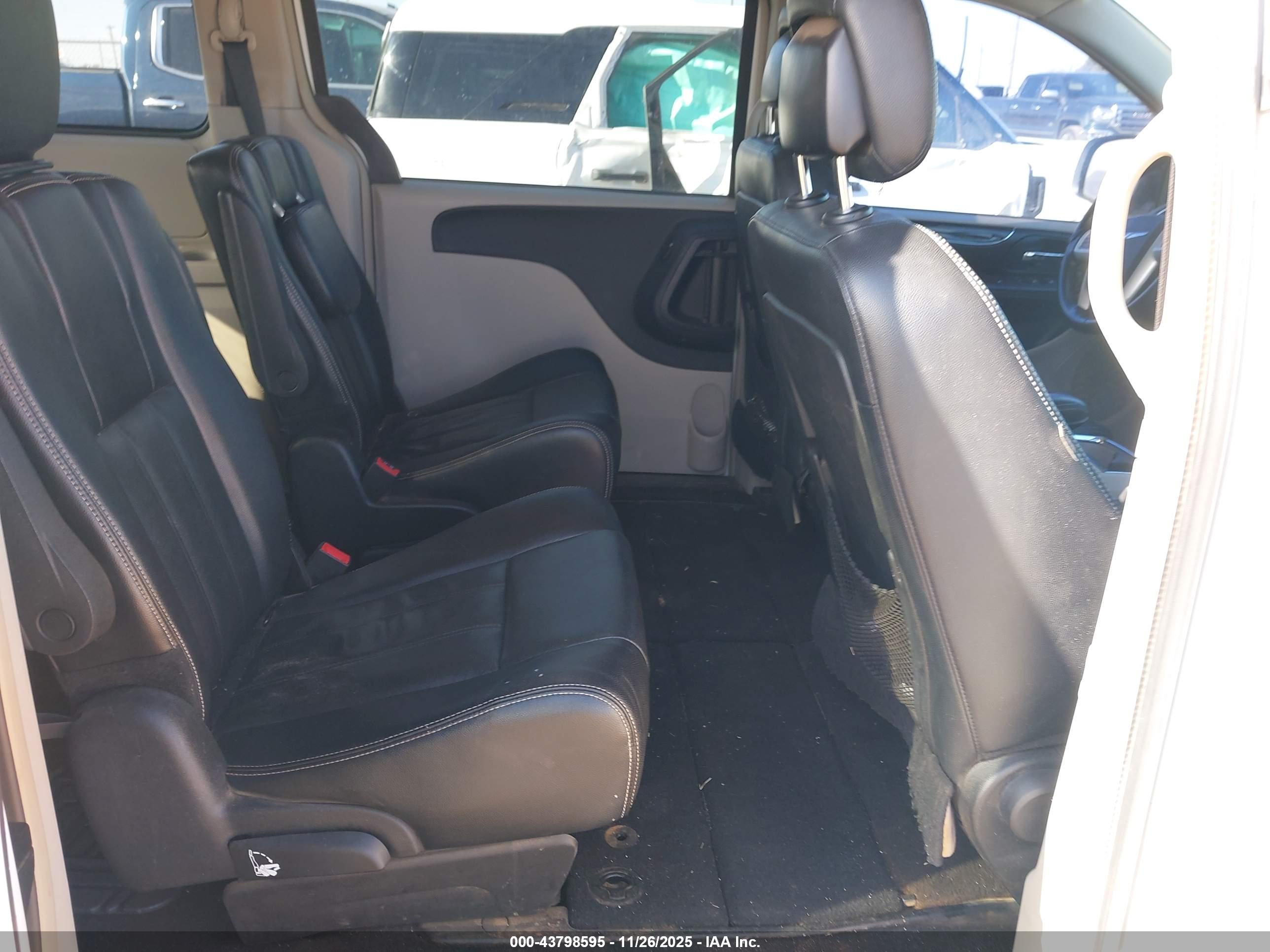 CHRYSLER TOWN image 8