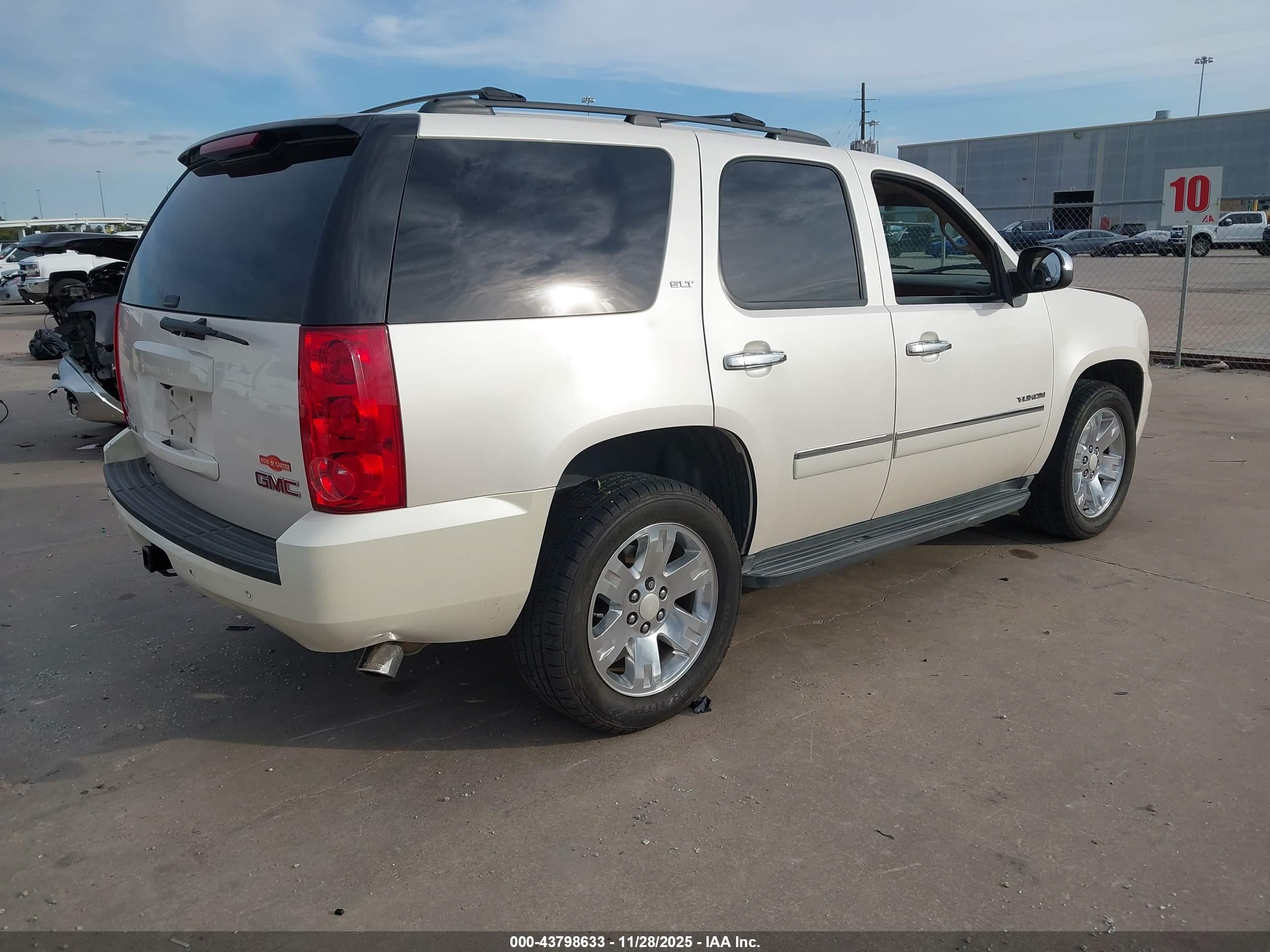 GMC YUKON image 4