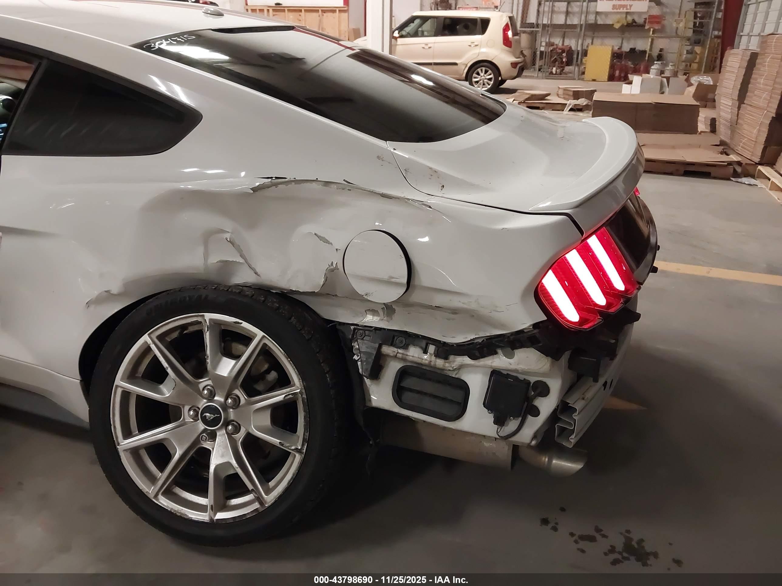 FORD MUSTANG image 6