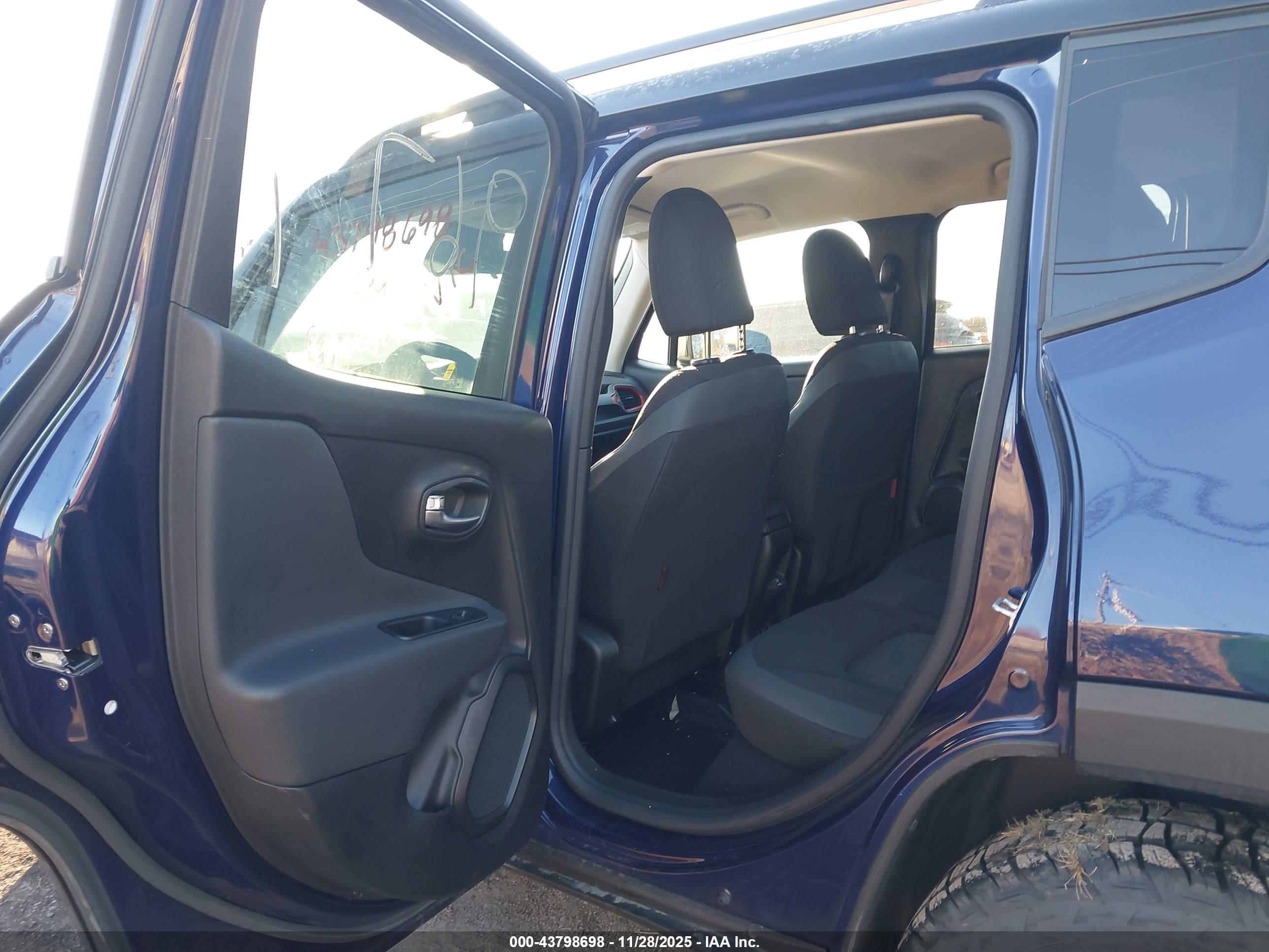JEEP RENEGADE image 8