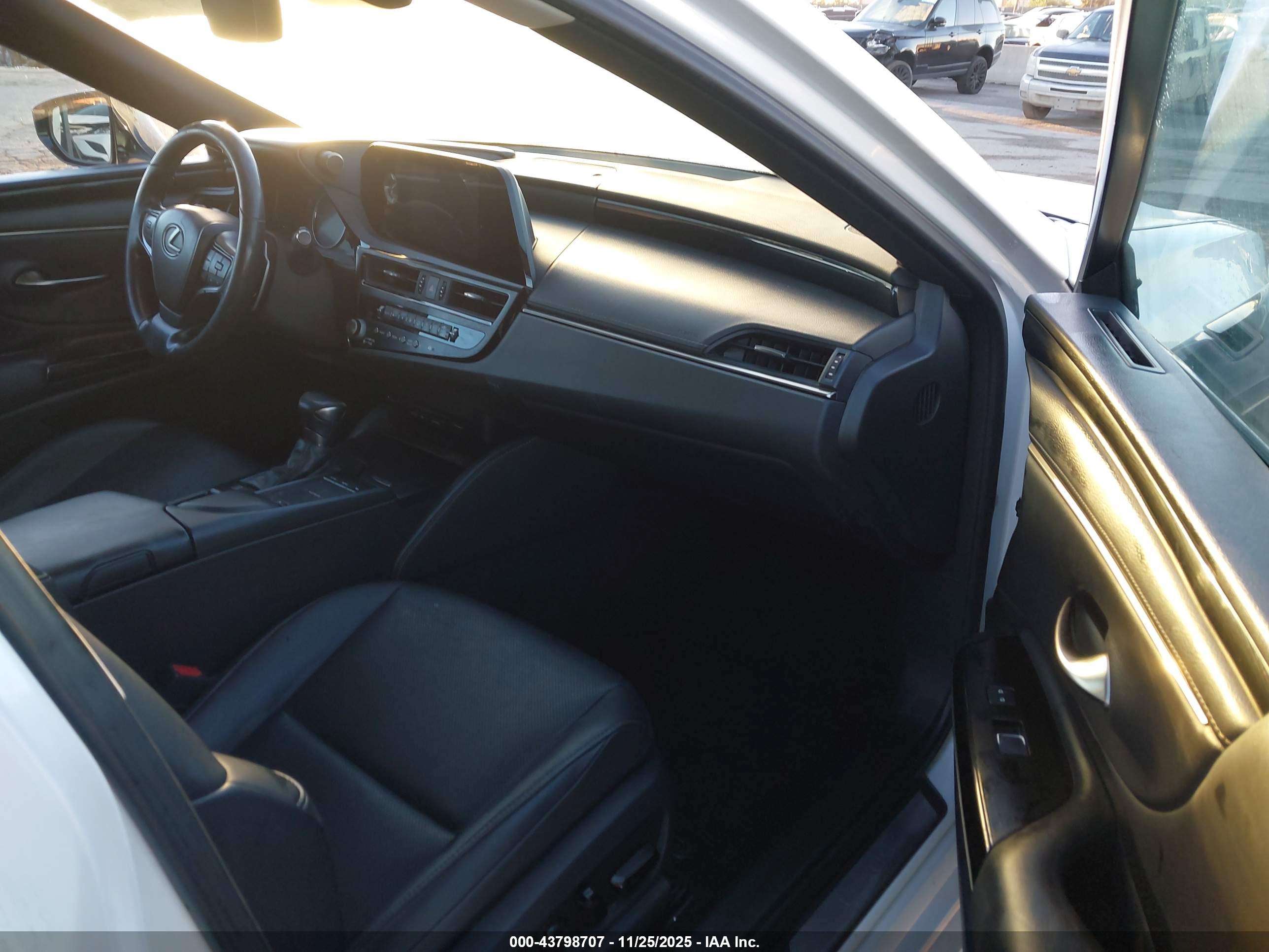 LEXUS ES image 5