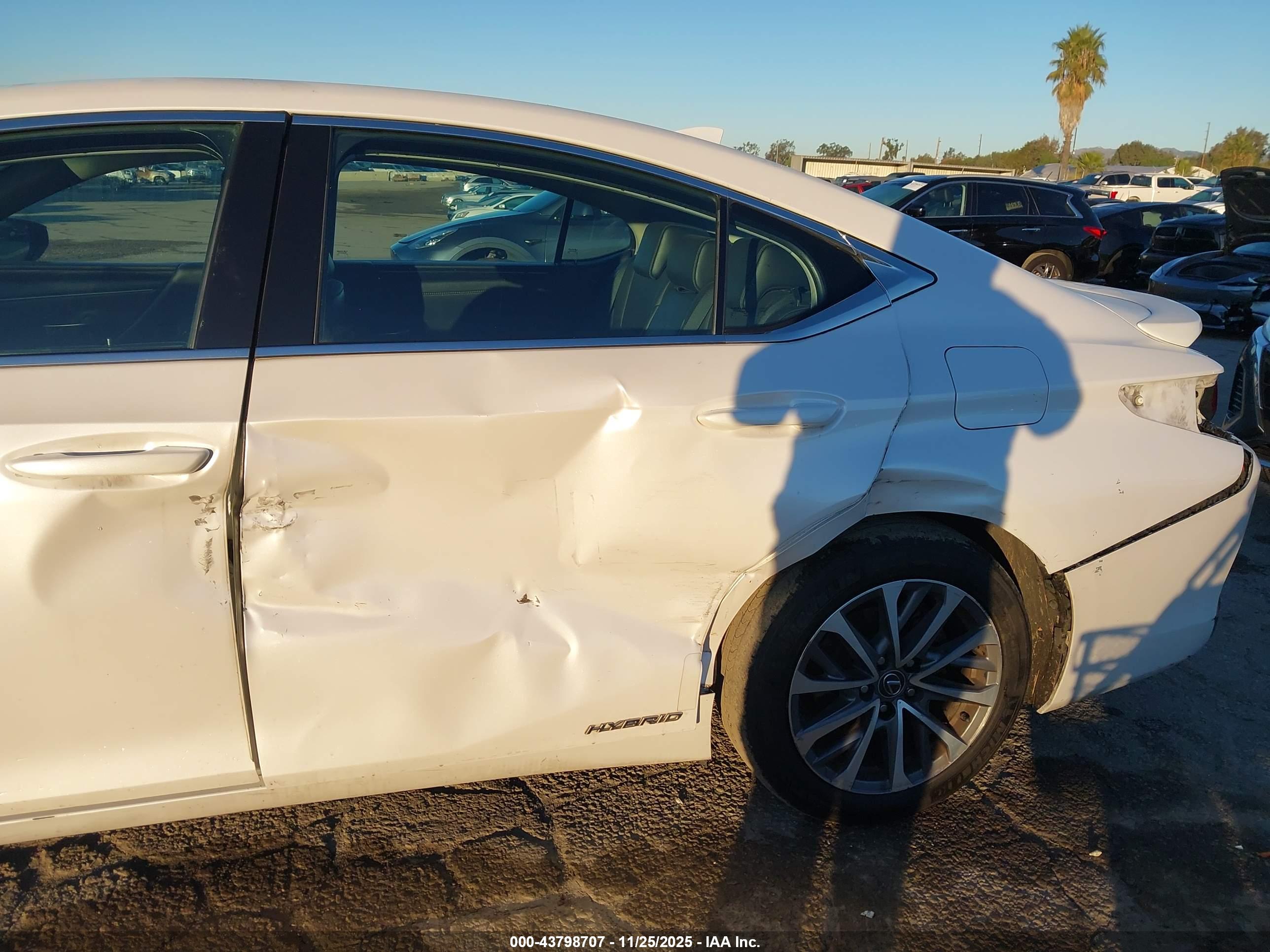 LEXUS ES image 6