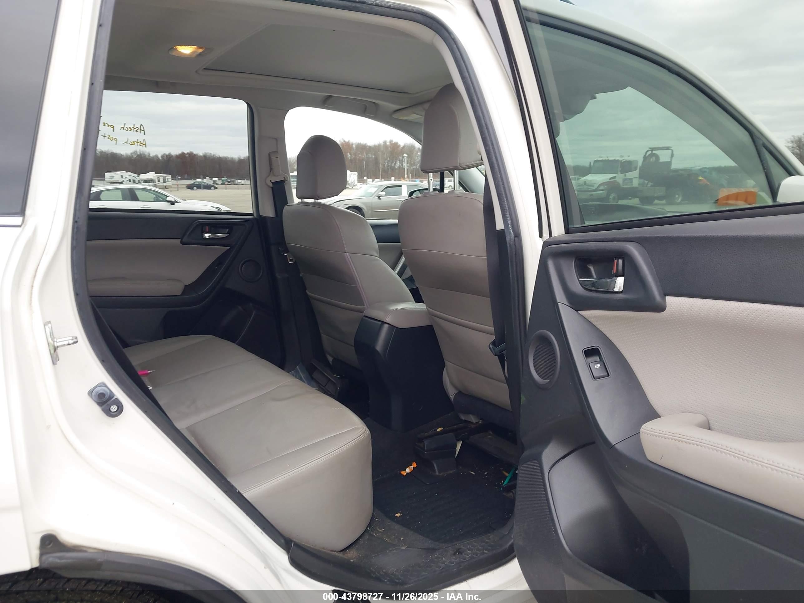 SUBARU FORESTER image 8
