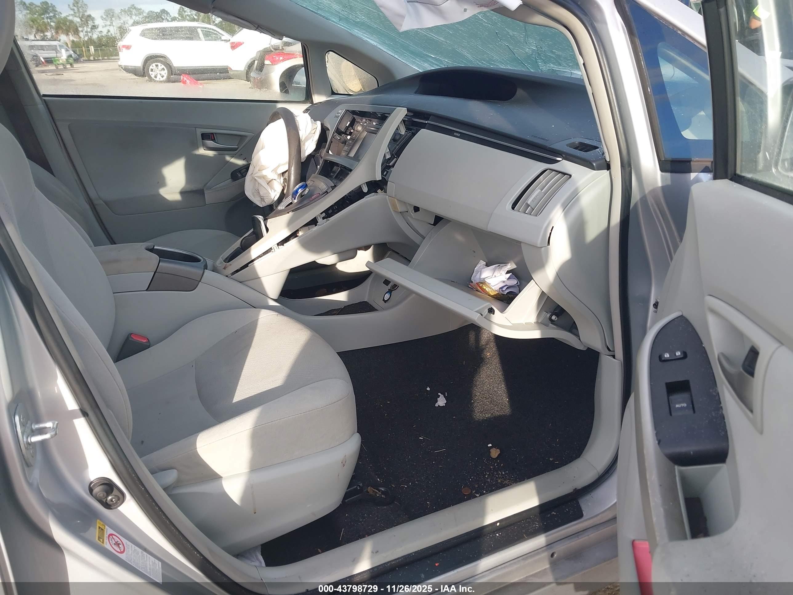TOYOTA PRIUS image 5
