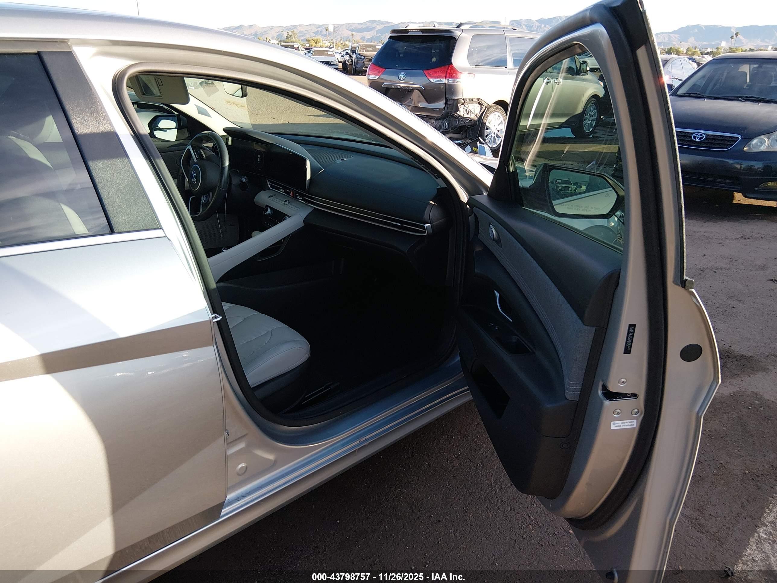 HYUNDAI ELANTRA image 5