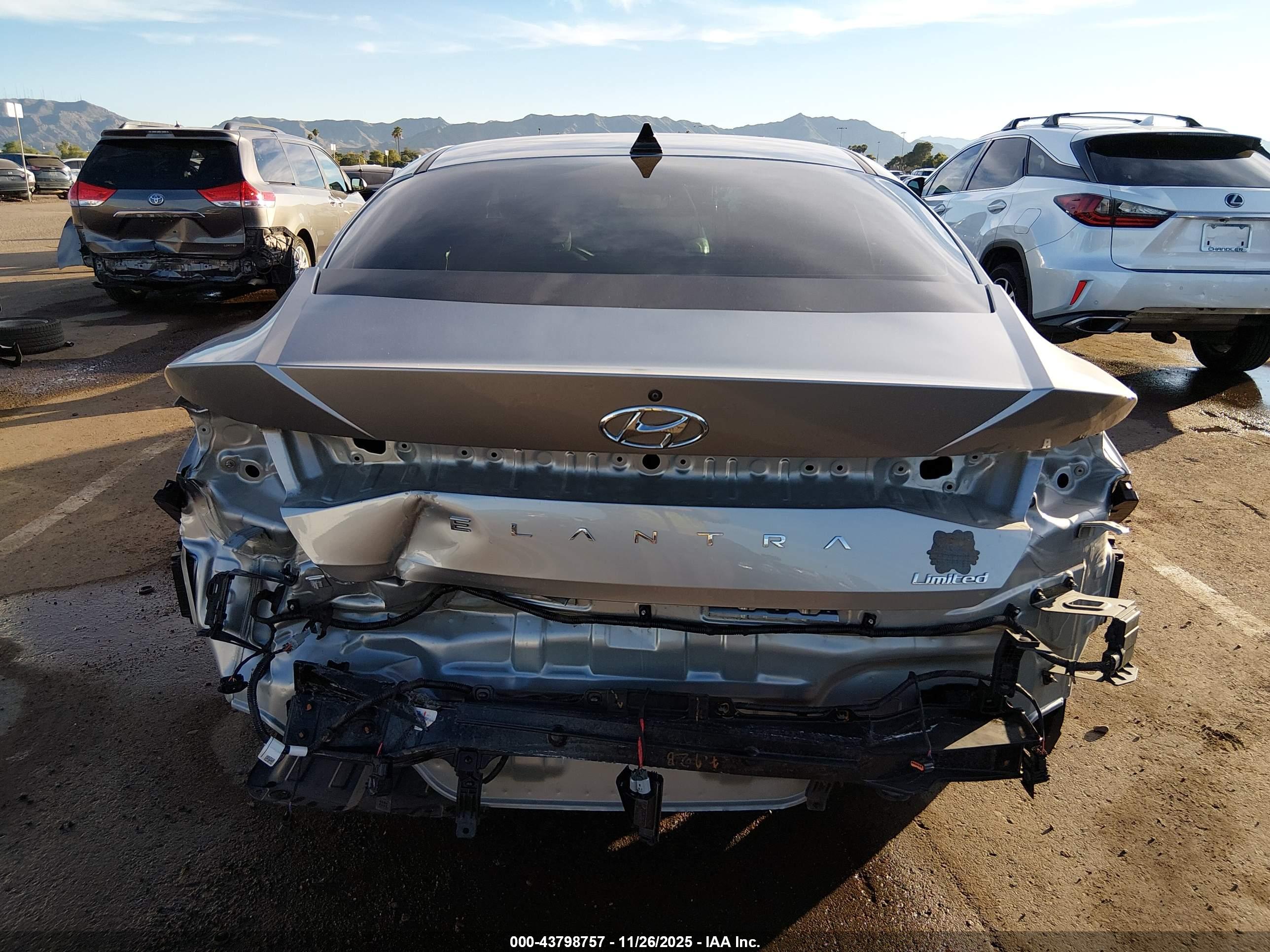 HYUNDAI ELANTRA image 6