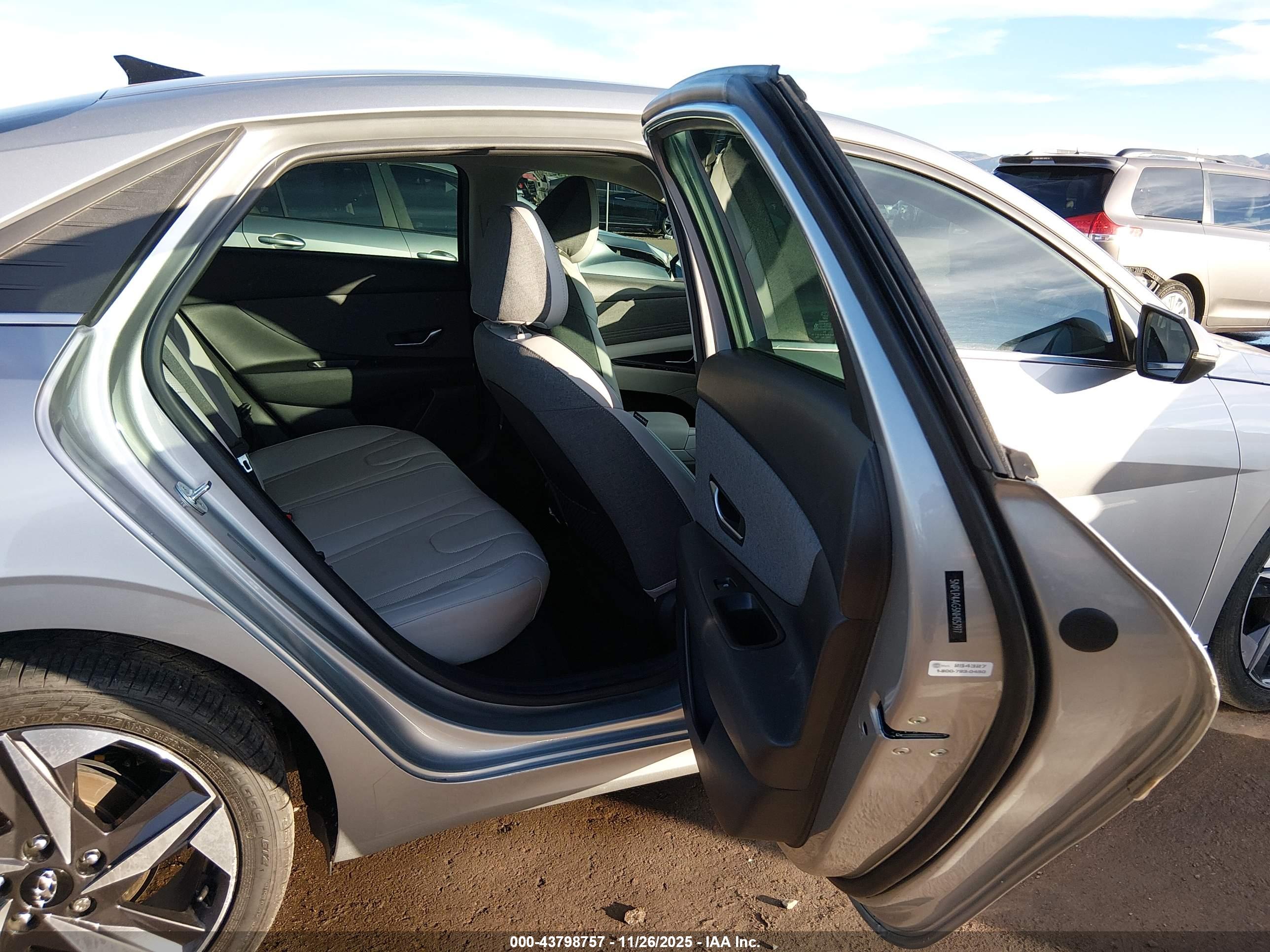 HYUNDAI ELANTRA image 8