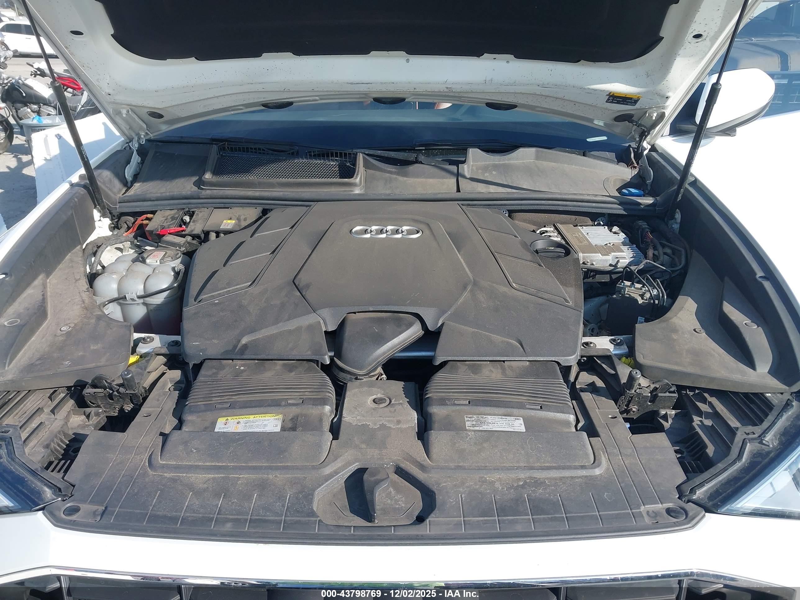 AUDI Q8 image 10