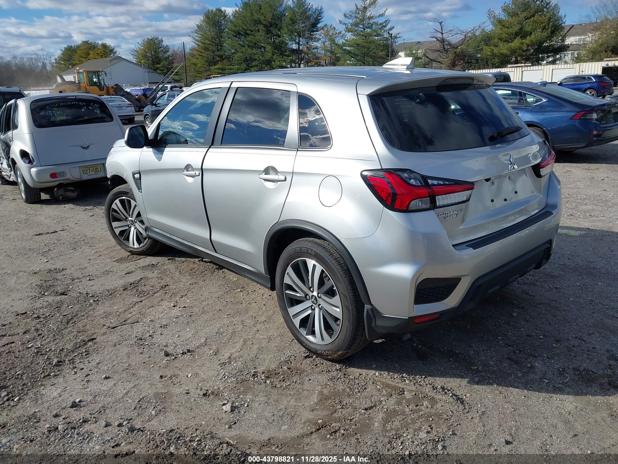 MITSUBISHI OUTLANDER image 3