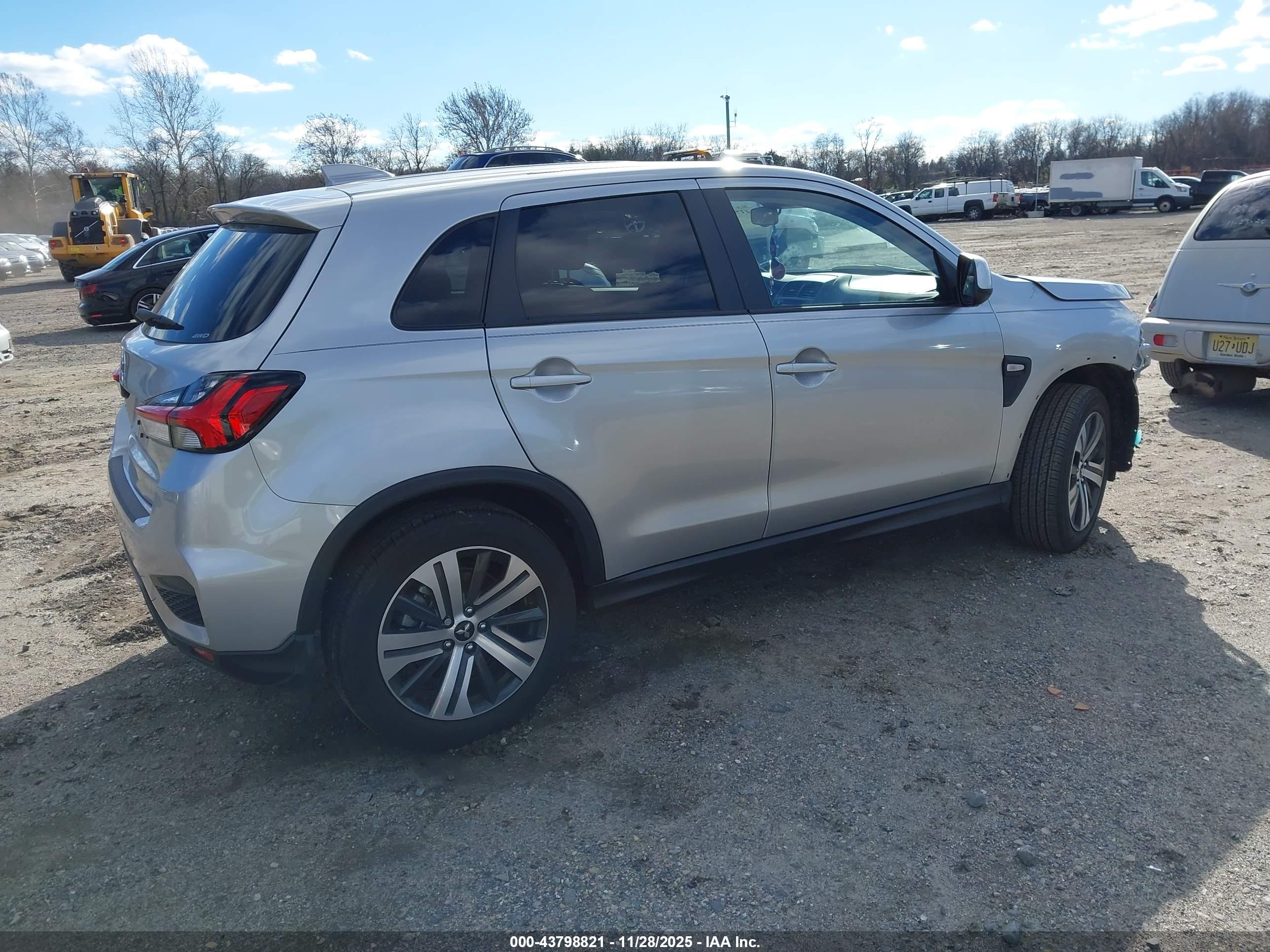 MITSUBISHI OUTLANDER image 4