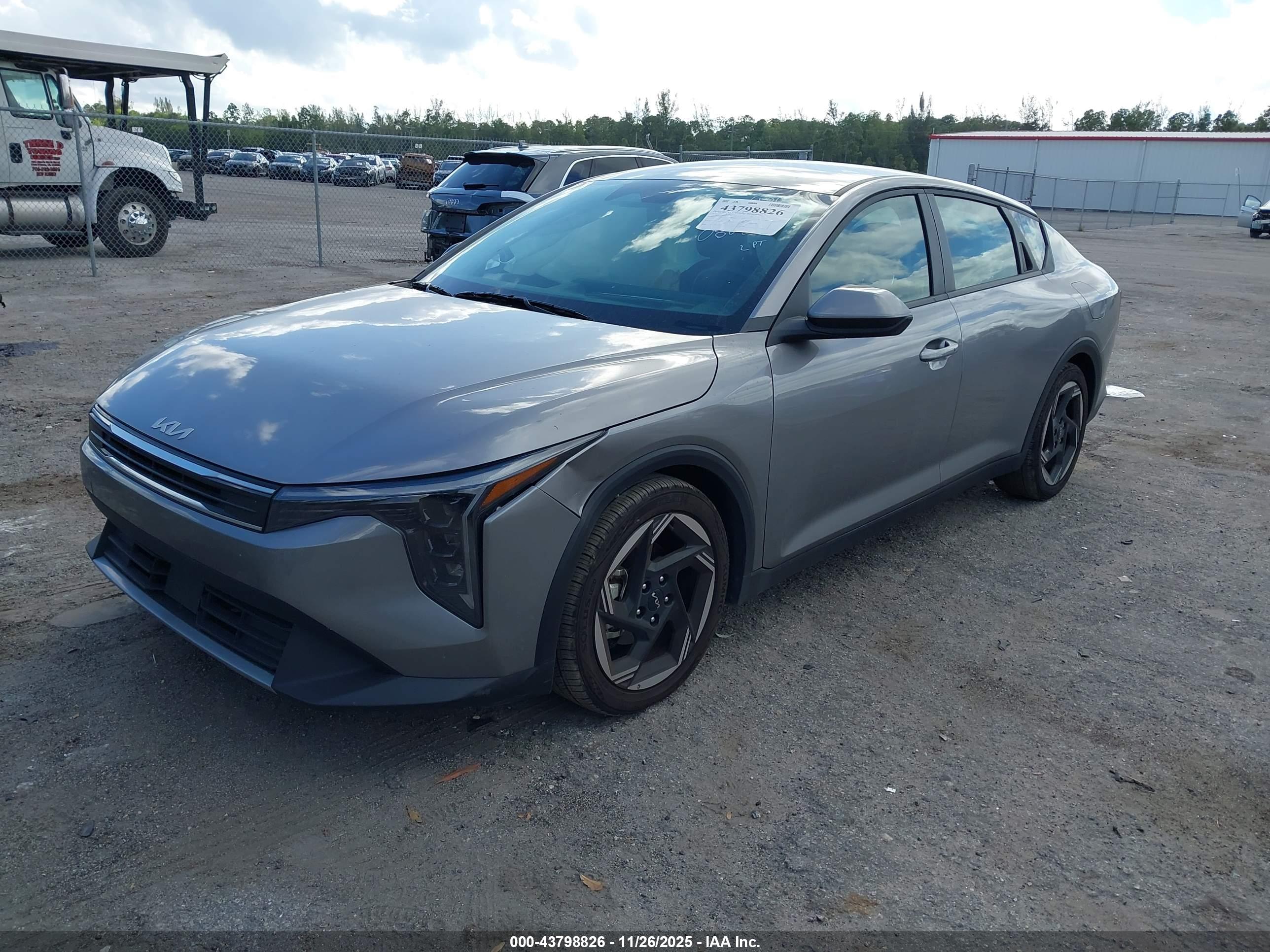 KIA K4 image 2