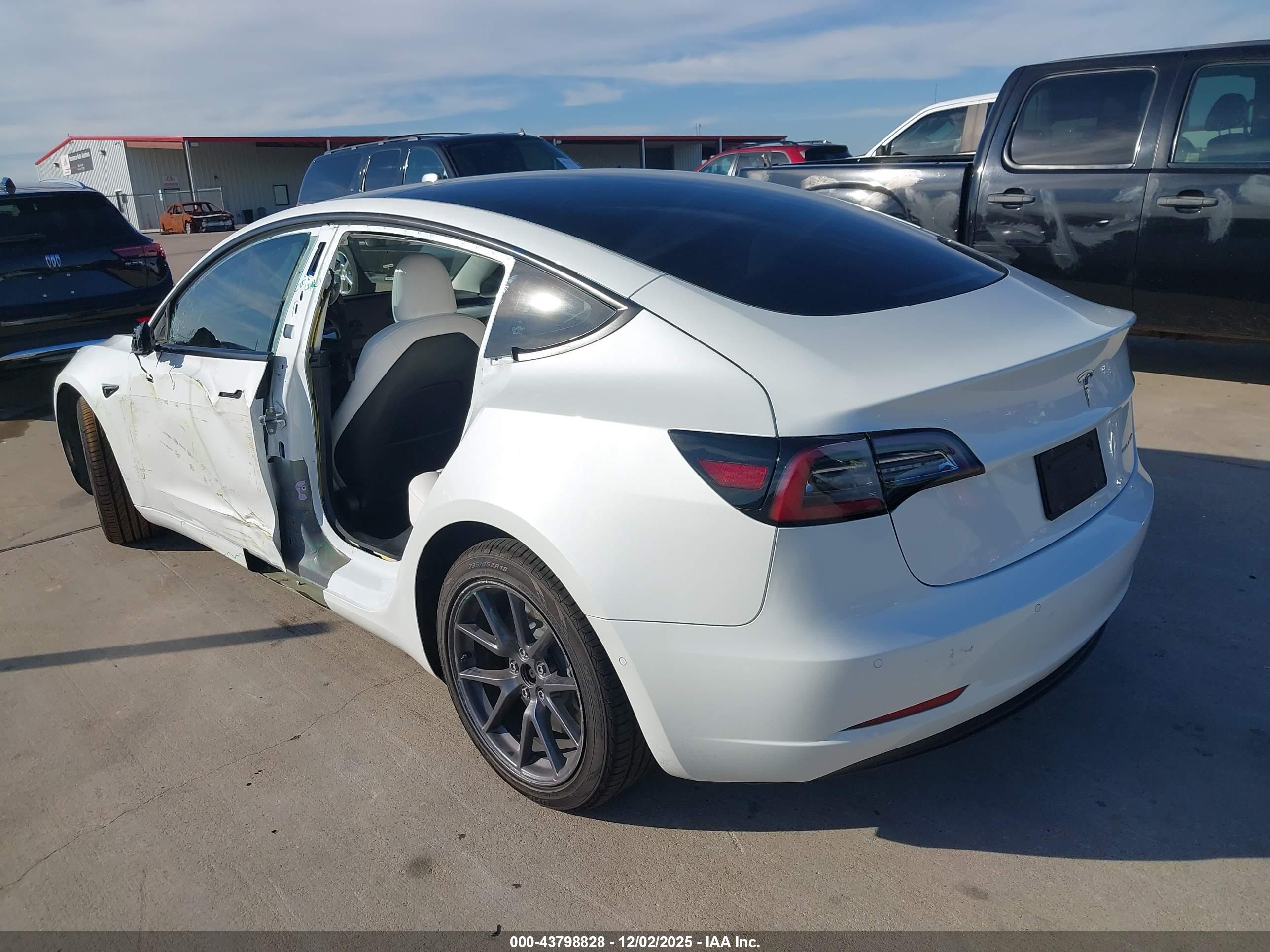 TESLA MODEL image 3