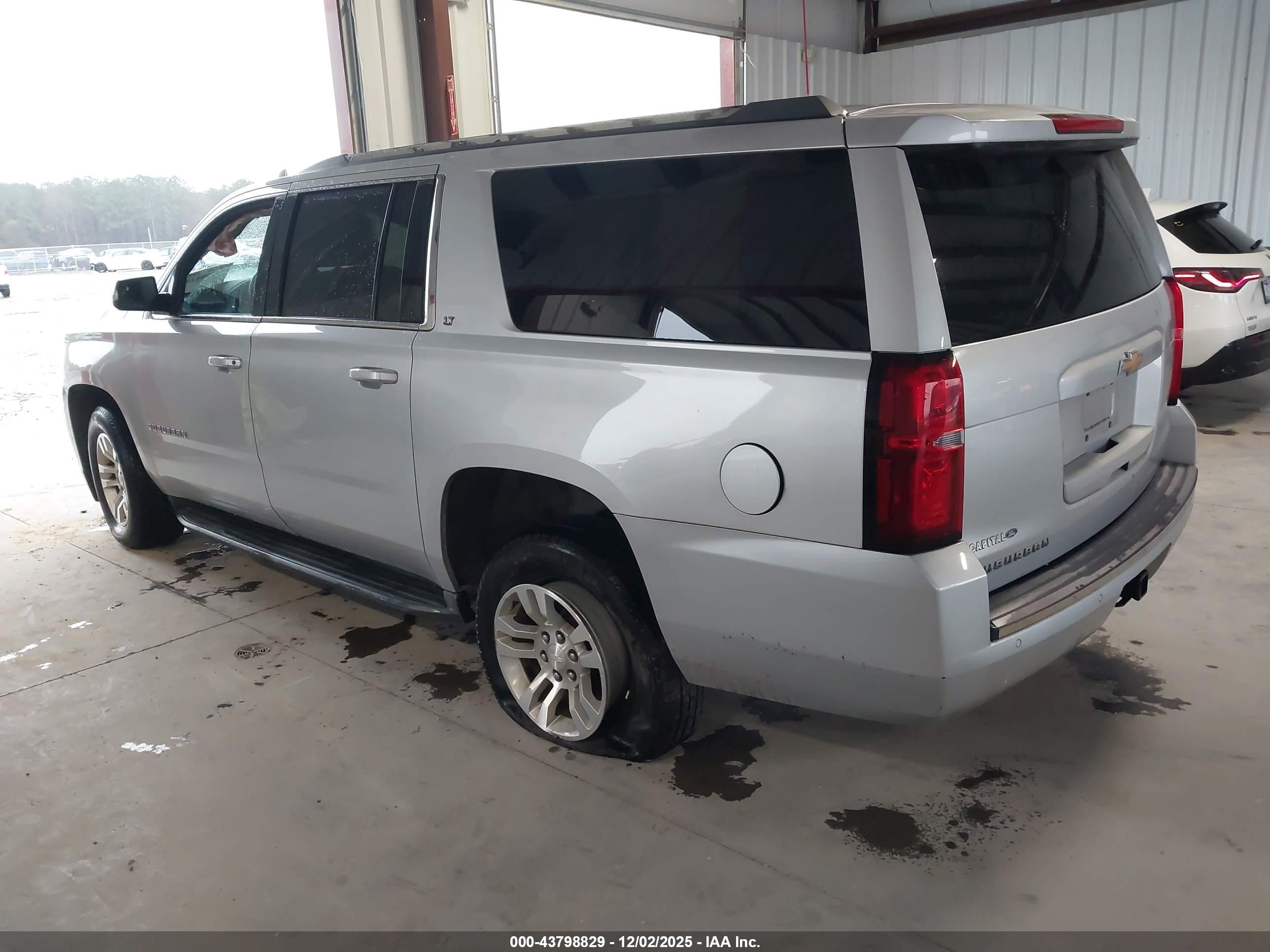 CHEVROLET SUBURBAN image 3