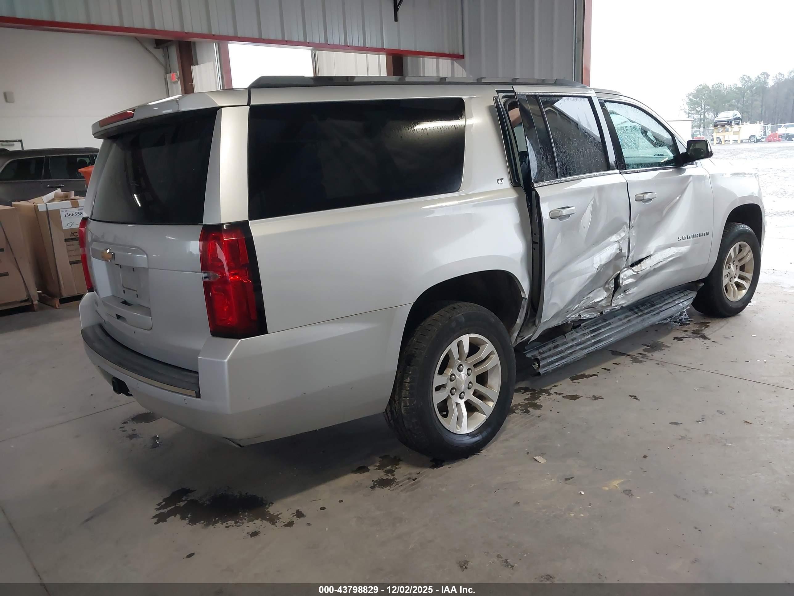 CHEVROLET SUBURBAN image 4