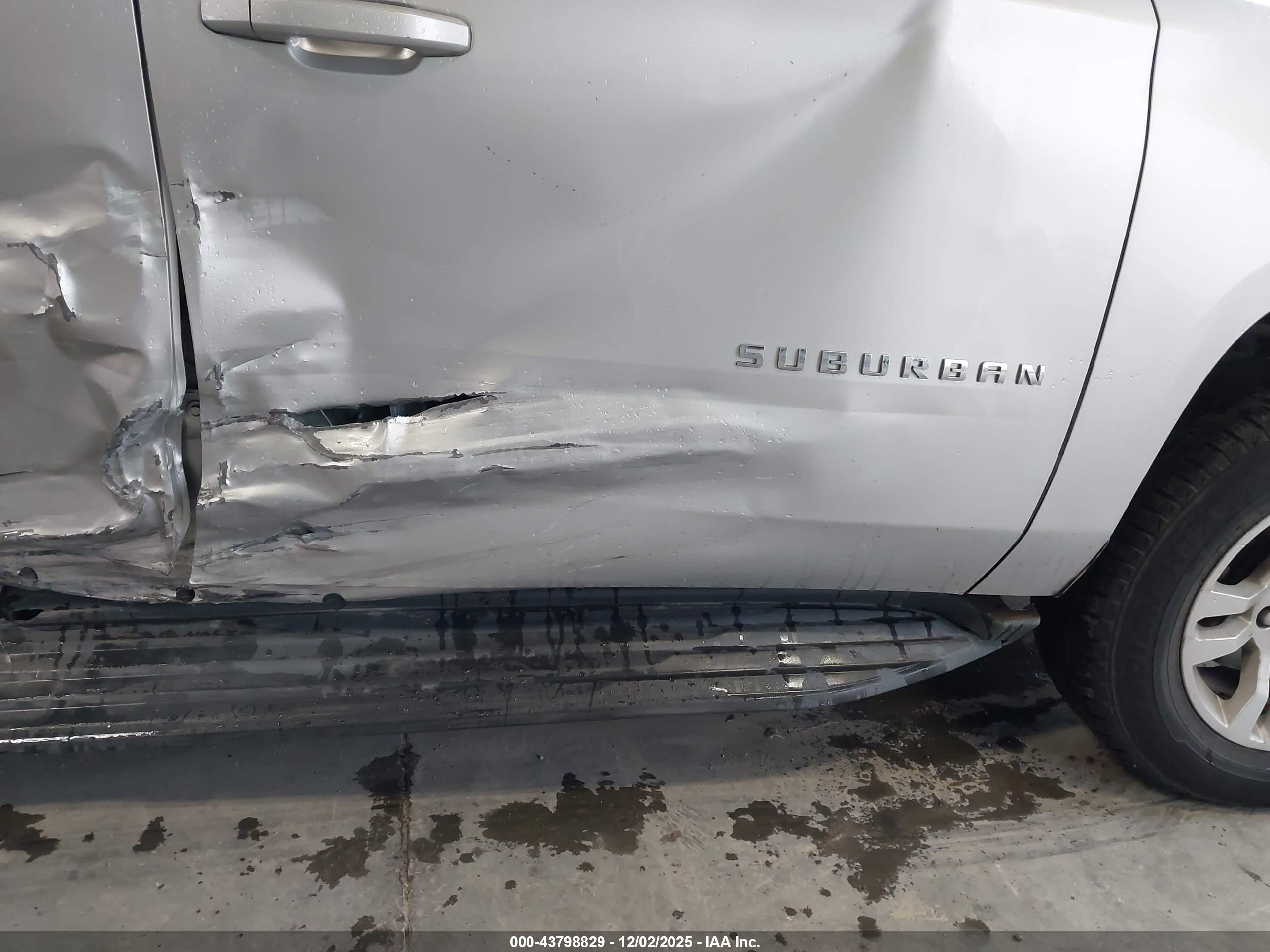 CHEVROLET SUBURBAN image 6