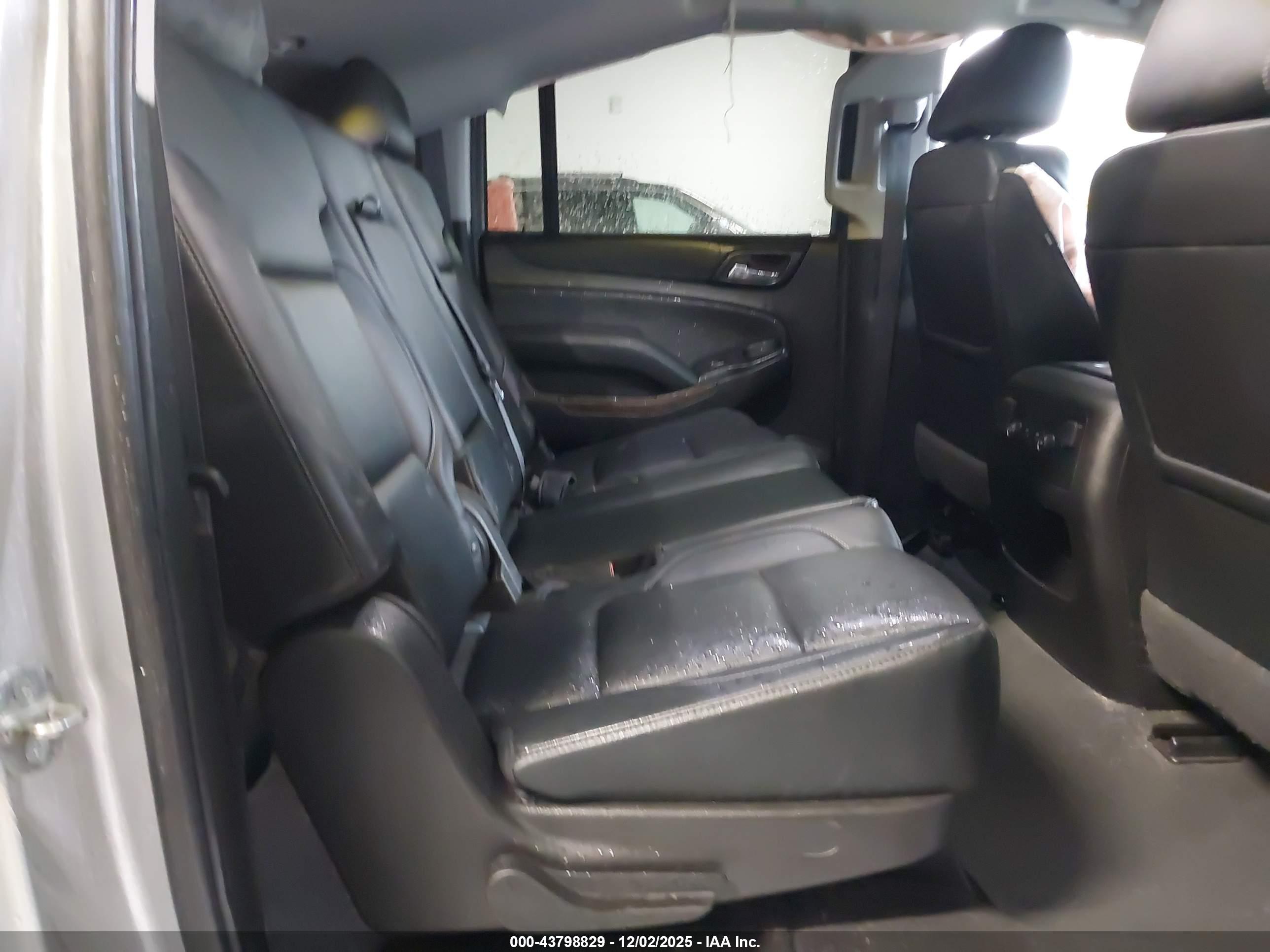 CHEVROLET SUBURBAN image 8