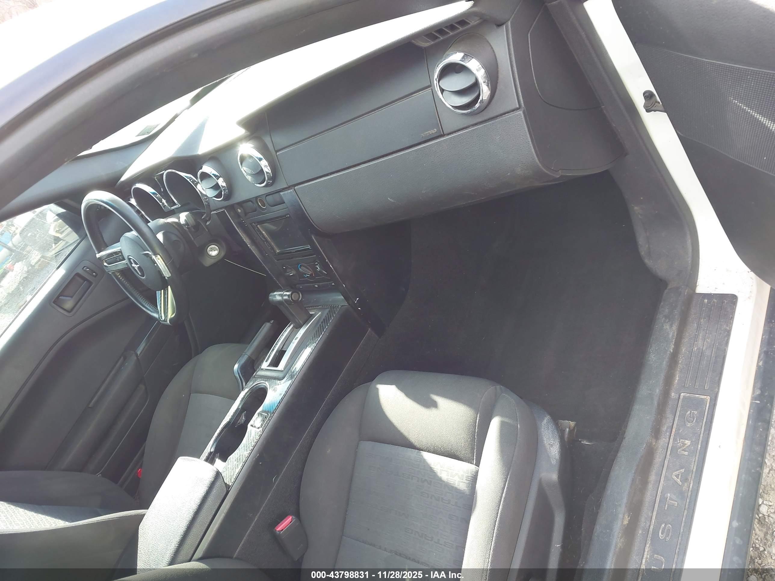 FORD MUSTANG image 5