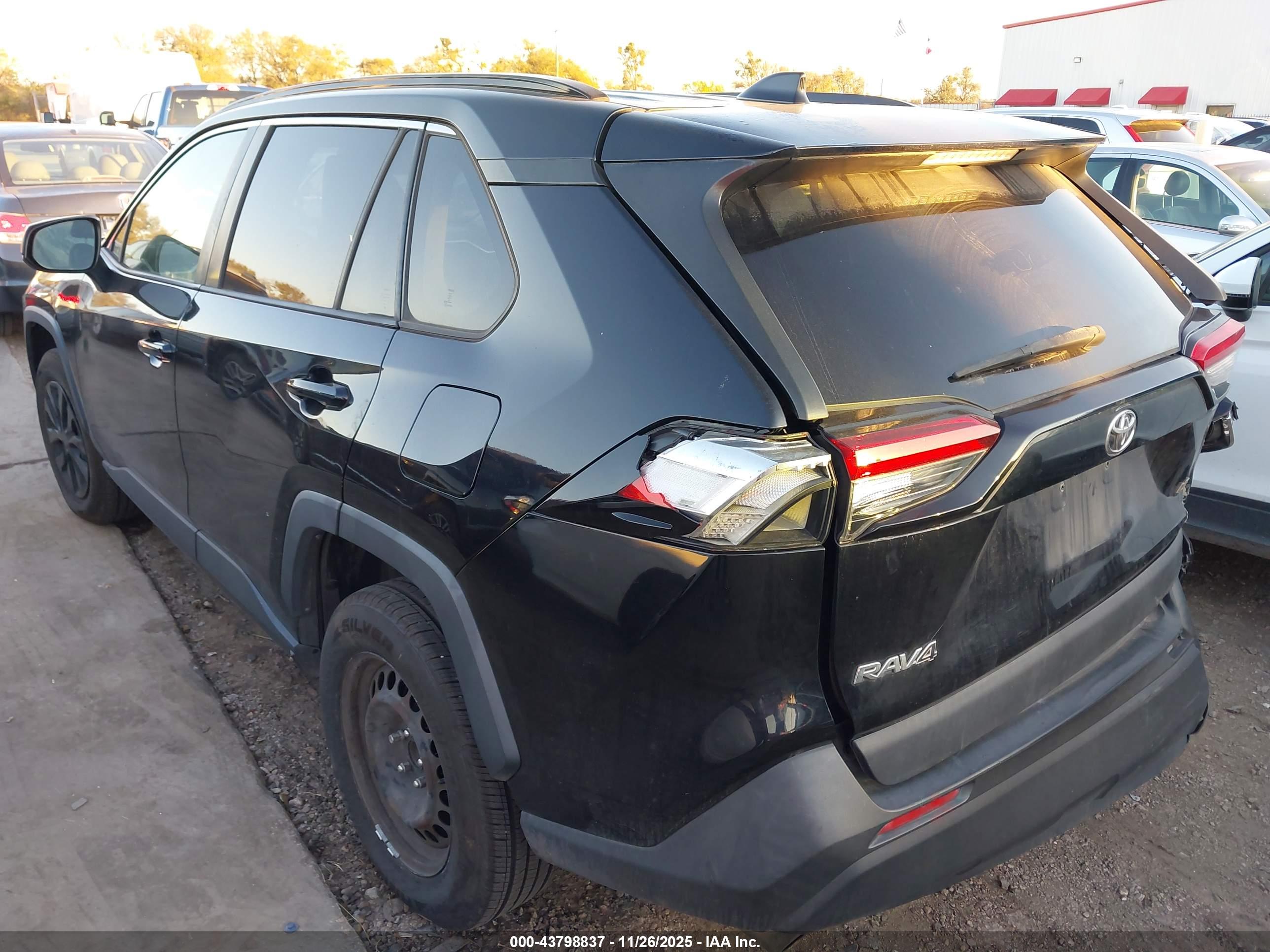 TOYOTA RAV4 image 3