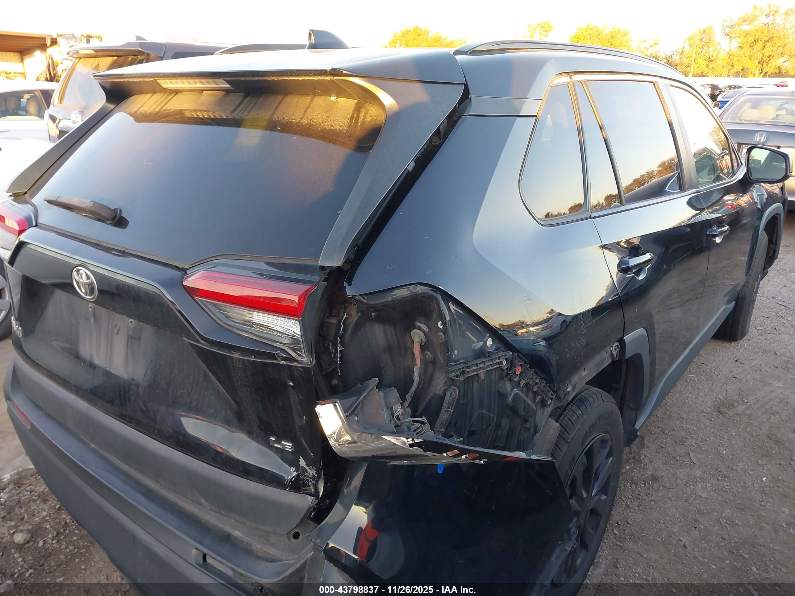 TOYOTA RAV4 image 4