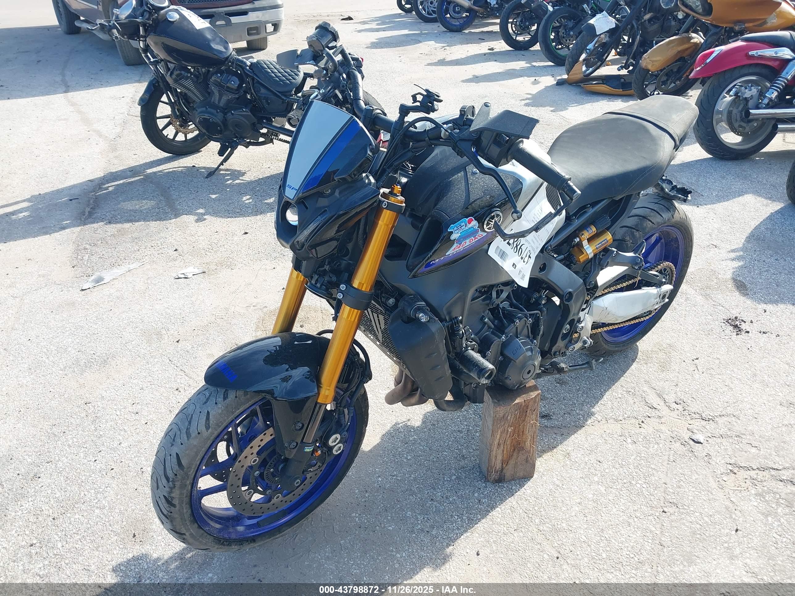 YAMAHA MT09 image 2