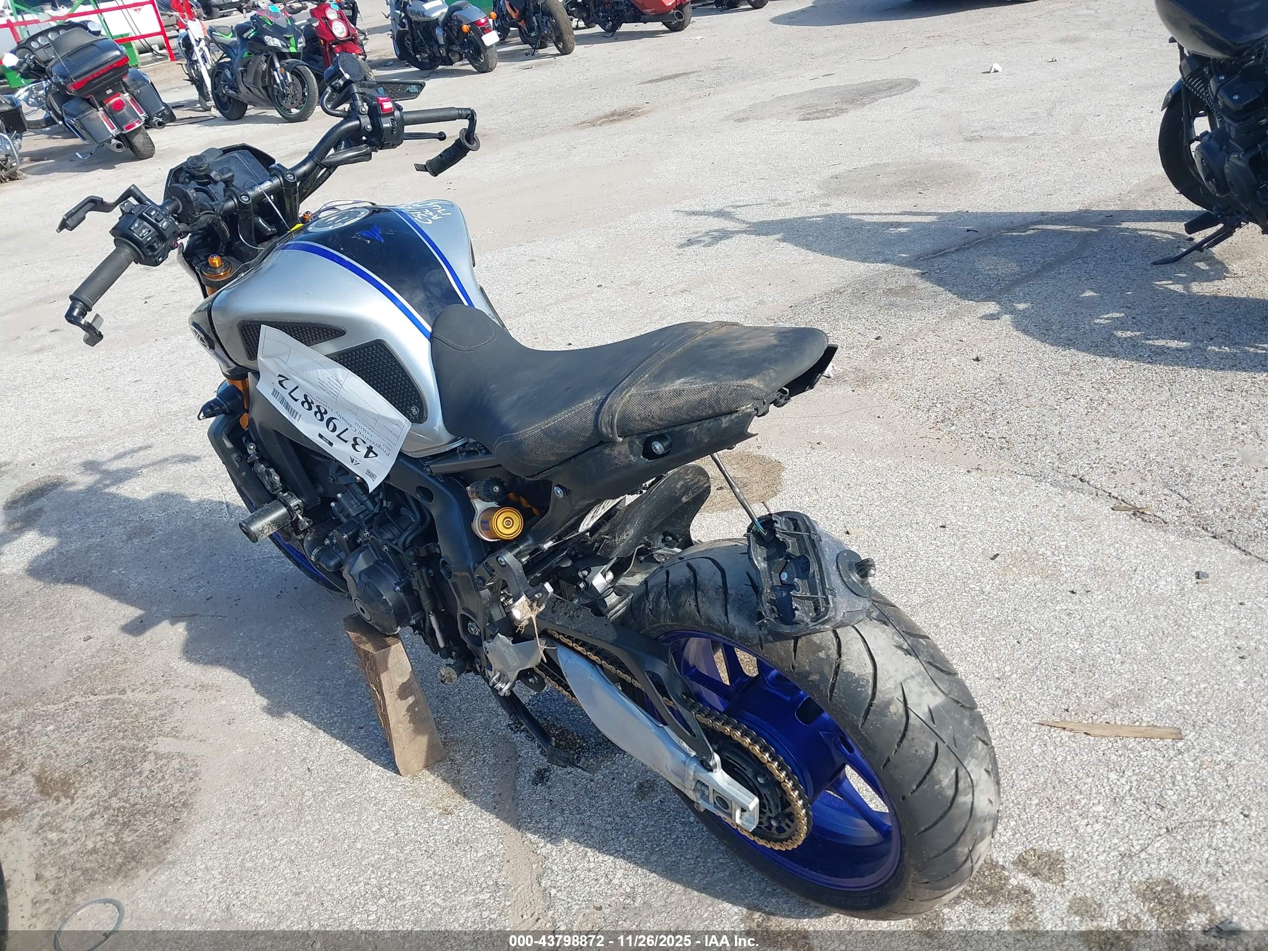 YAMAHA MT09 image 3