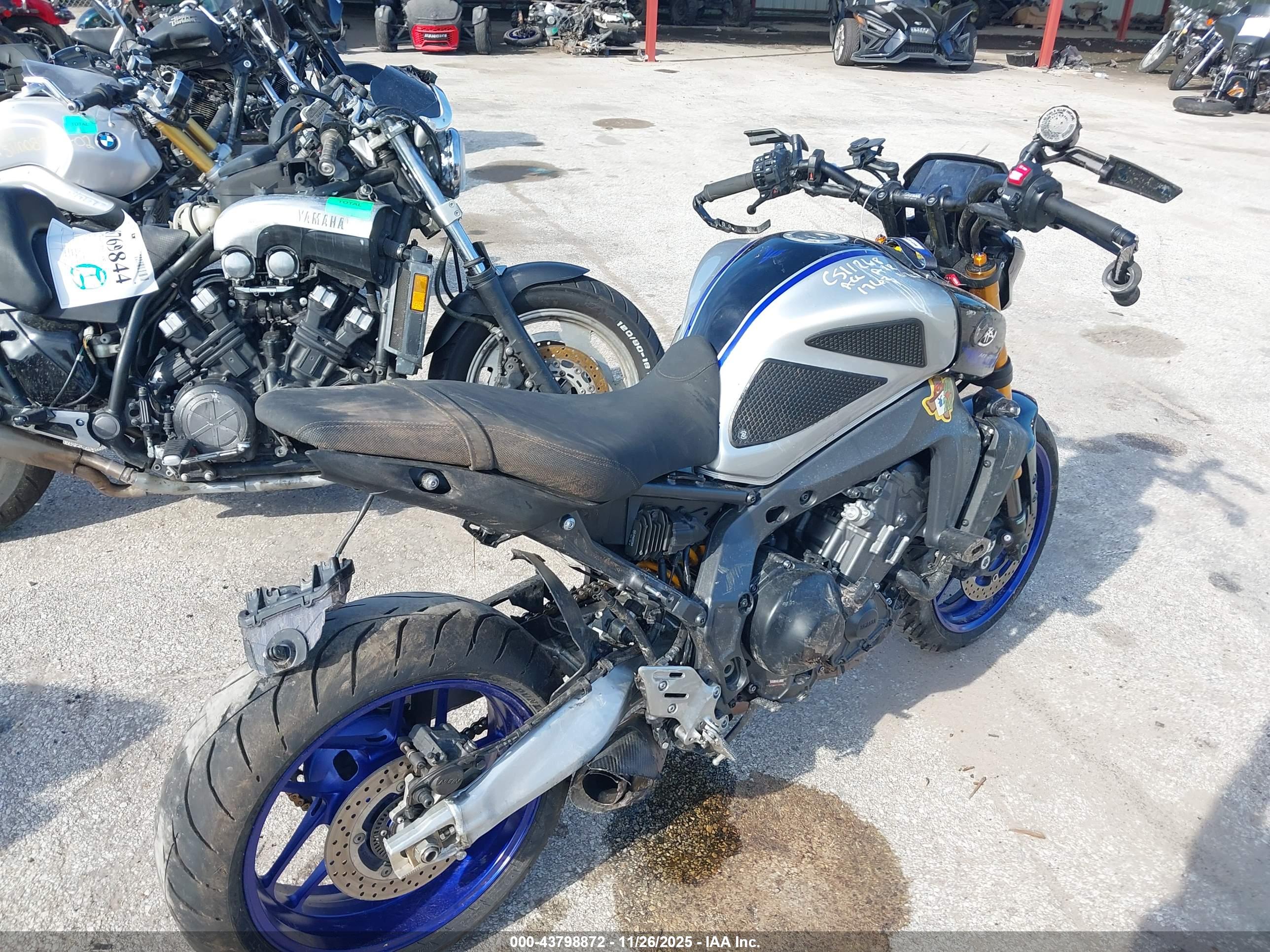 YAMAHA MT09 image 4
