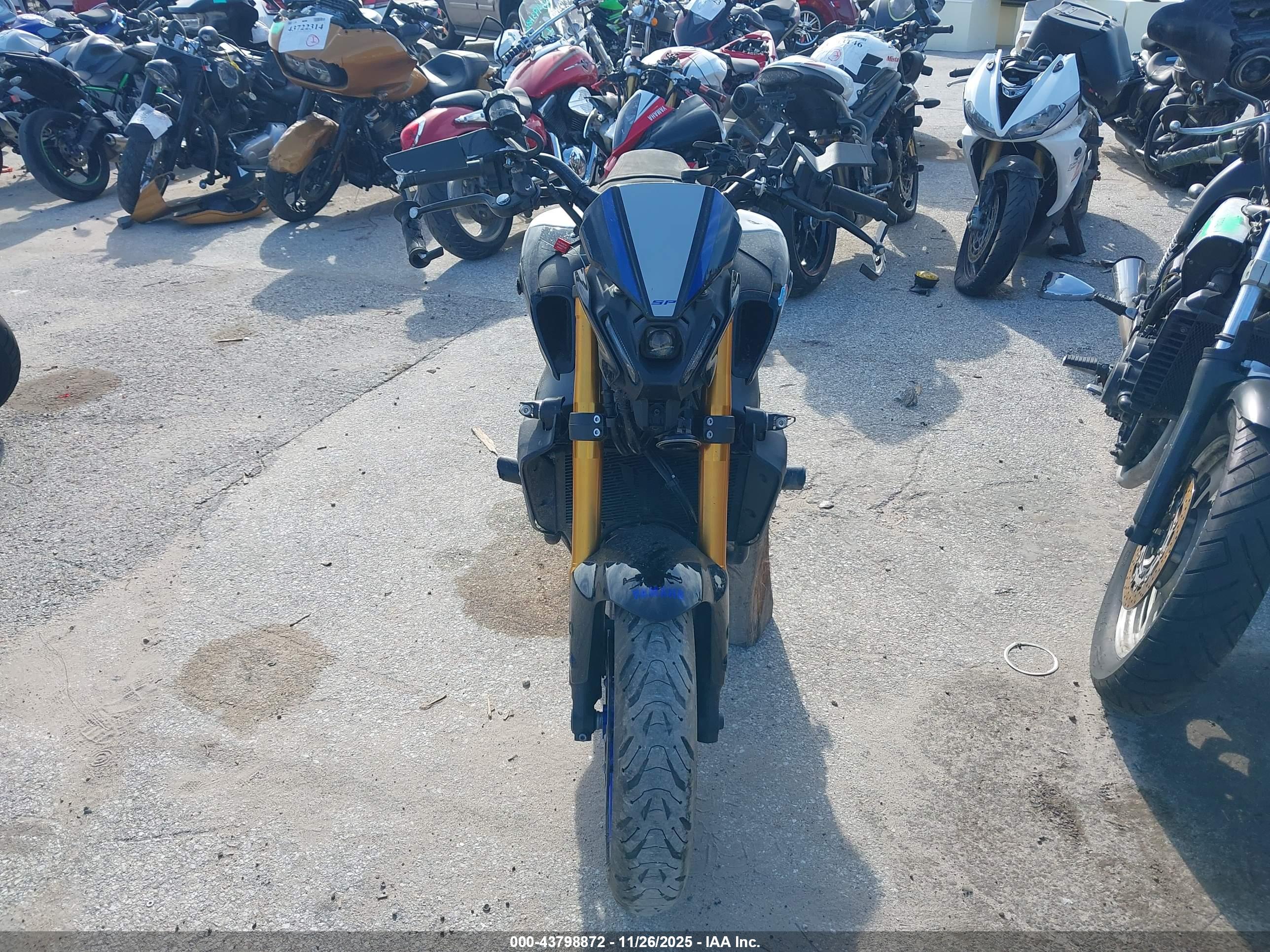 YAMAHA MT09 image 5