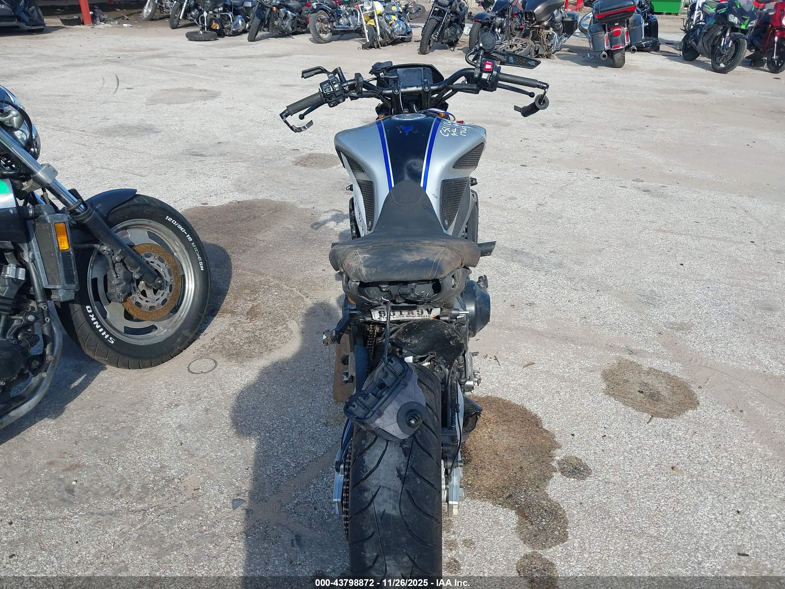 YAMAHA MT09 image 6
