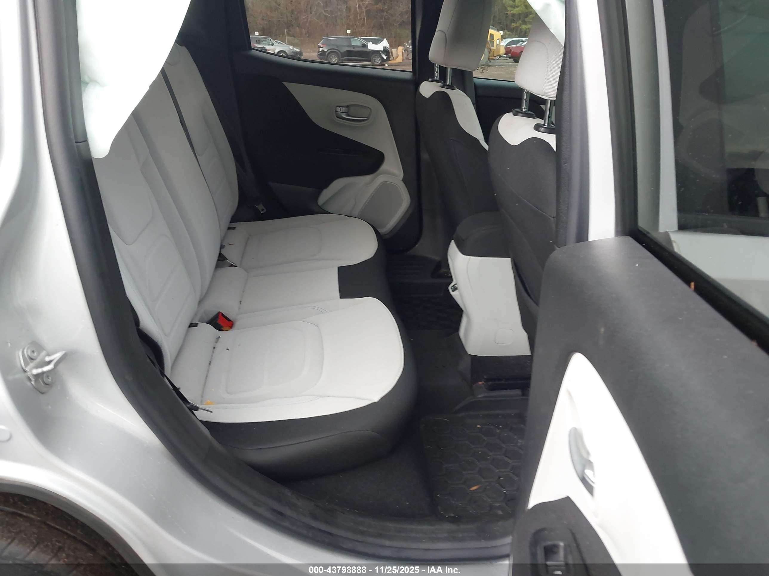 JEEP RENEGADE image 8