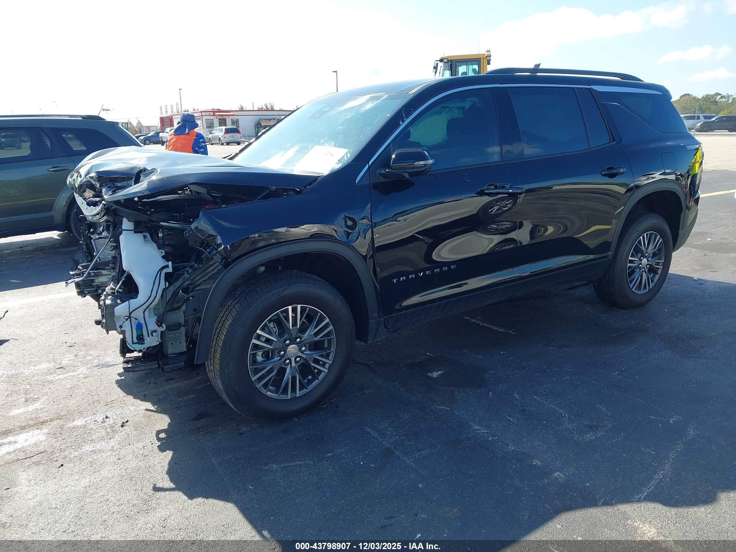 CHEVROLET TRAVERSE image 2