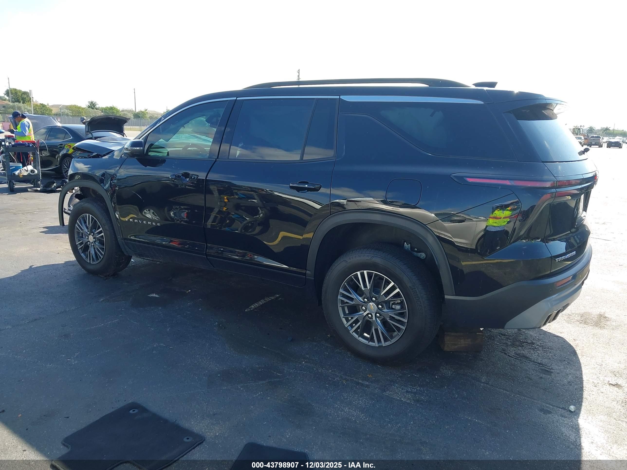 CHEVROLET TRAVERSE image 3