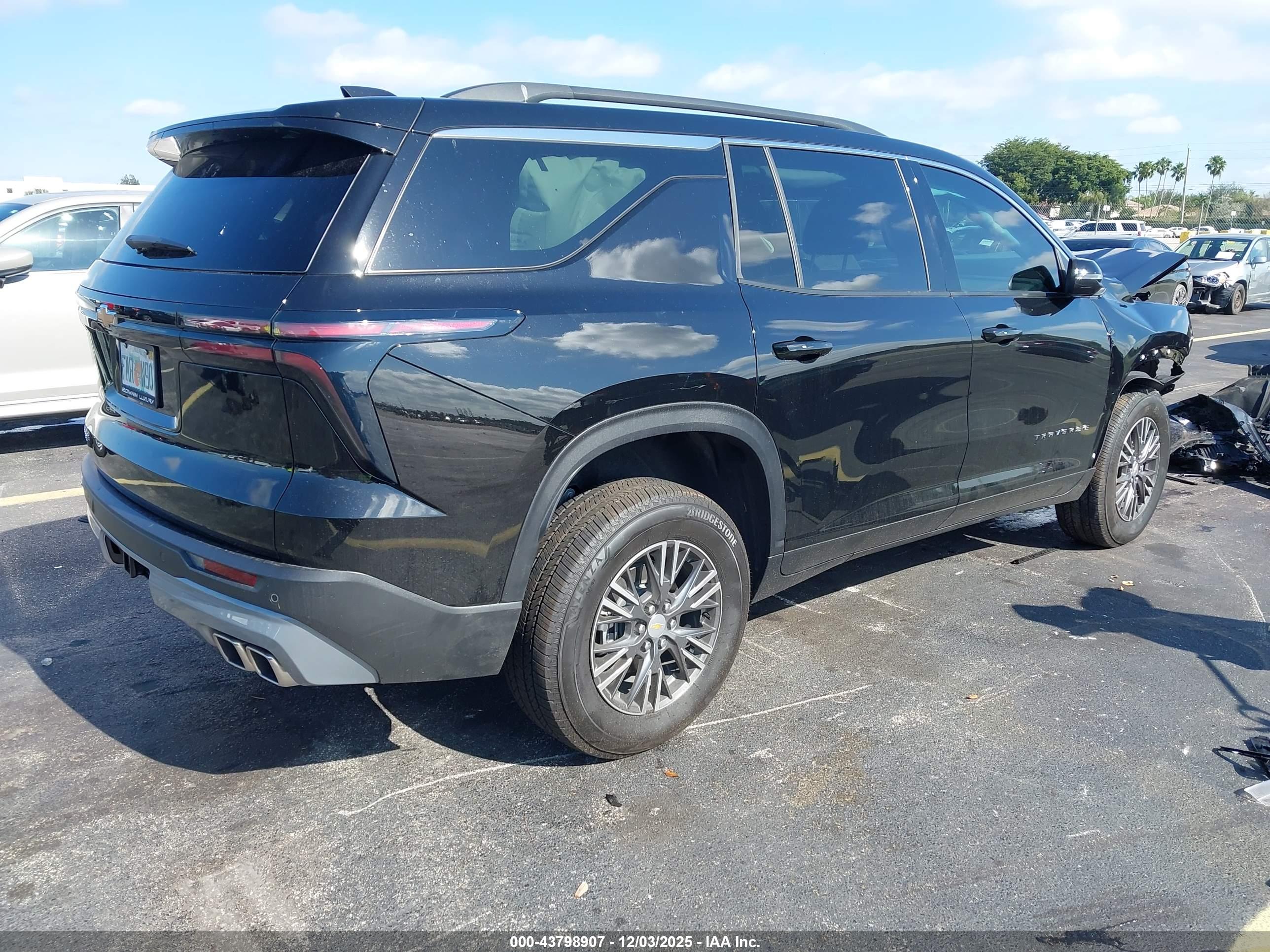 CHEVROLET TRAVERSE image 4