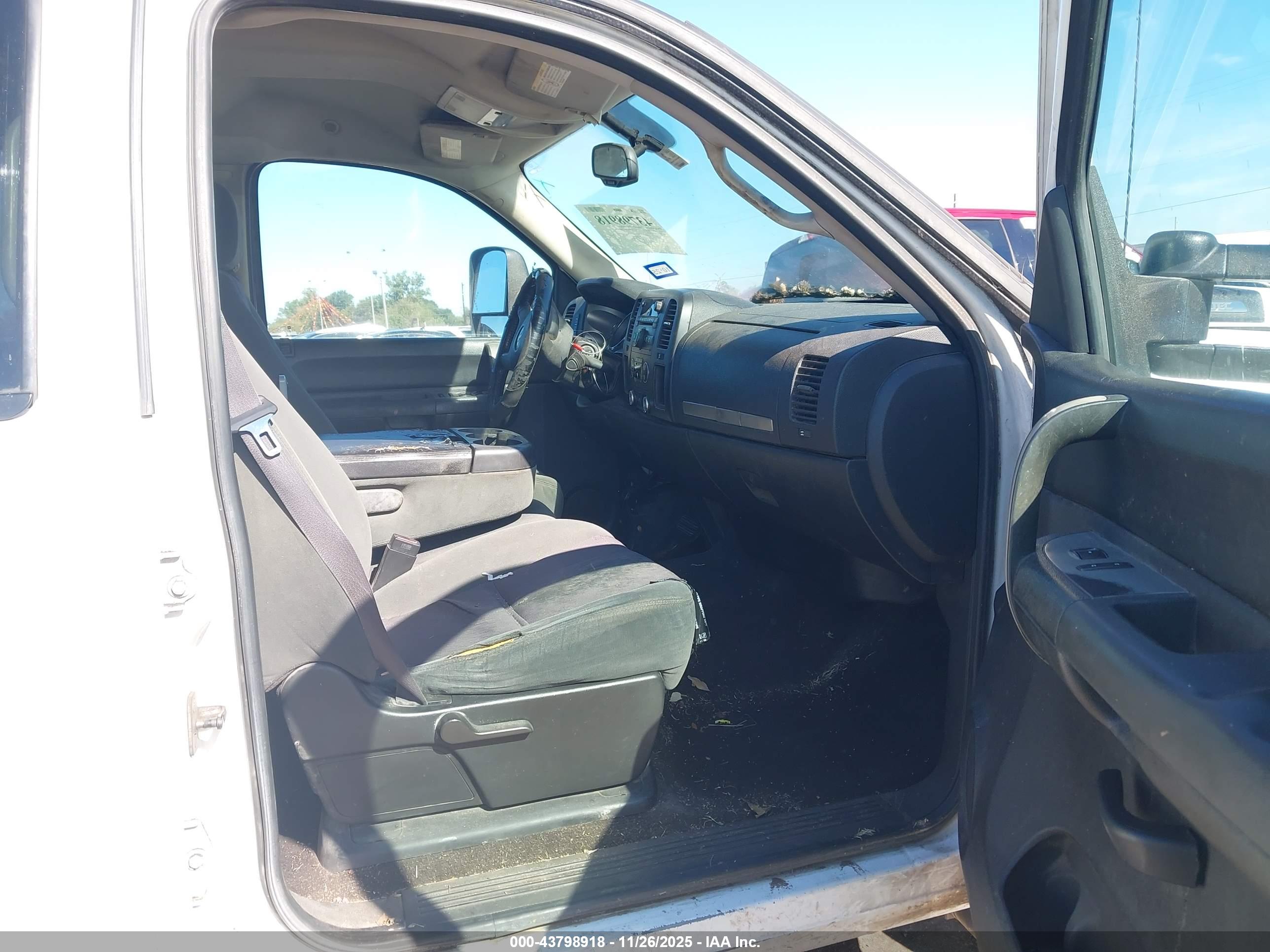 CHEVROLET SILVERADO image 5
