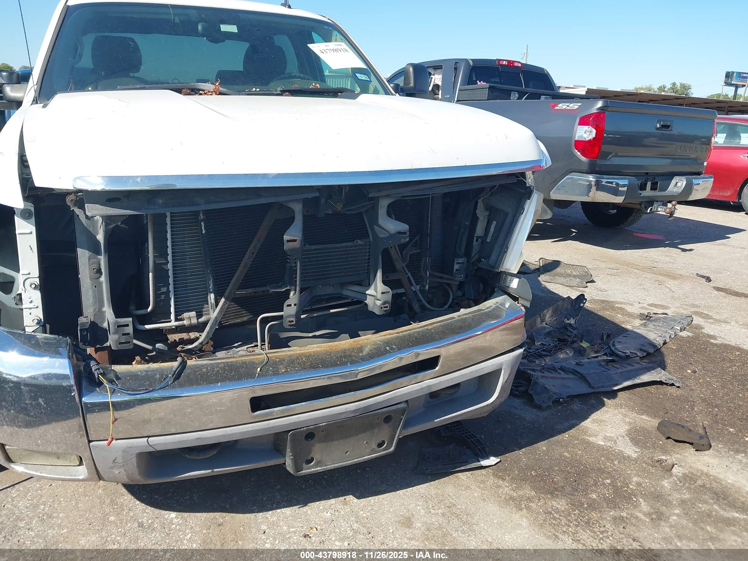 CHEVROLET SILVERADO image 6