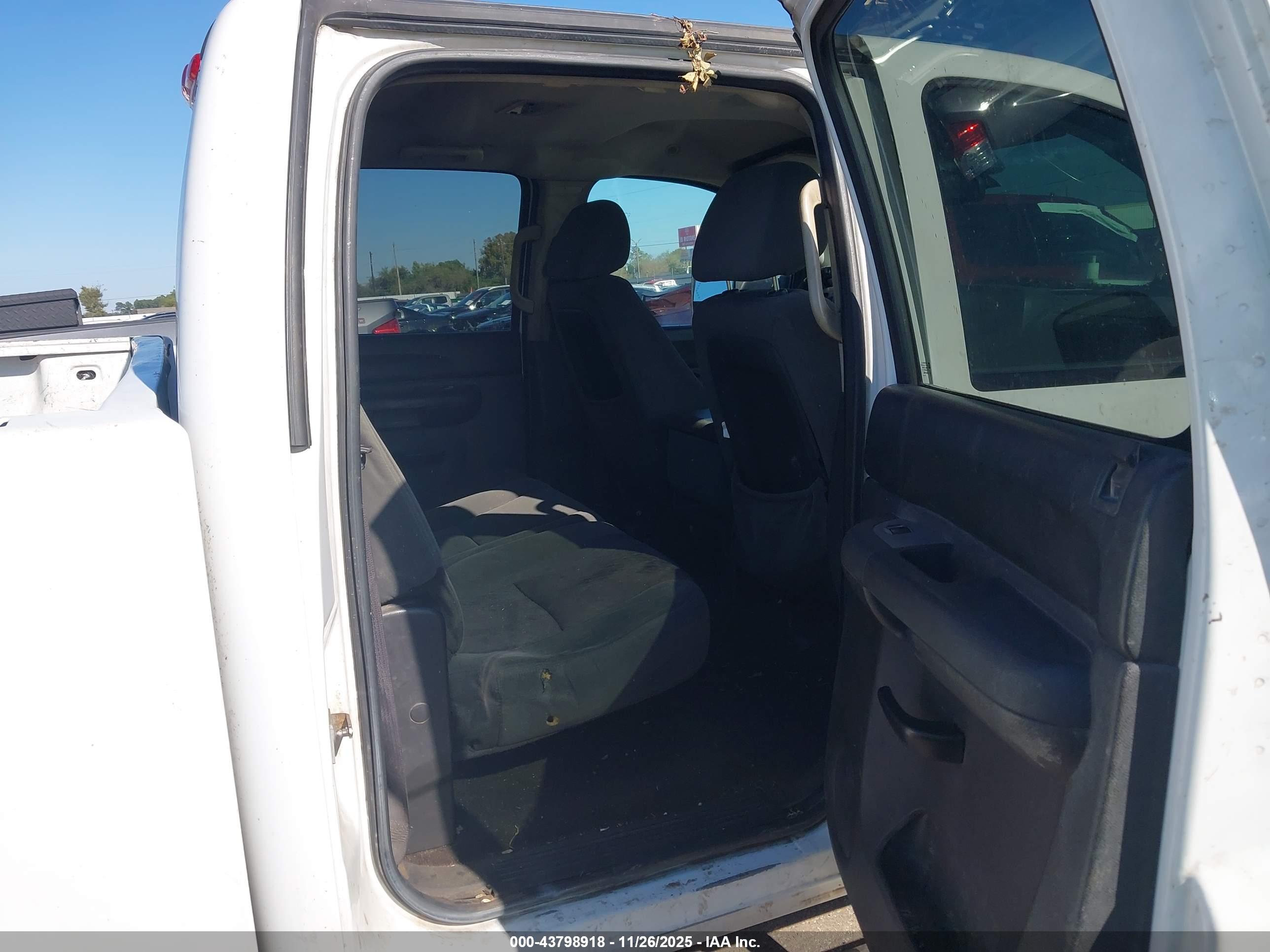 CHEVROLET SILVERADO image 8