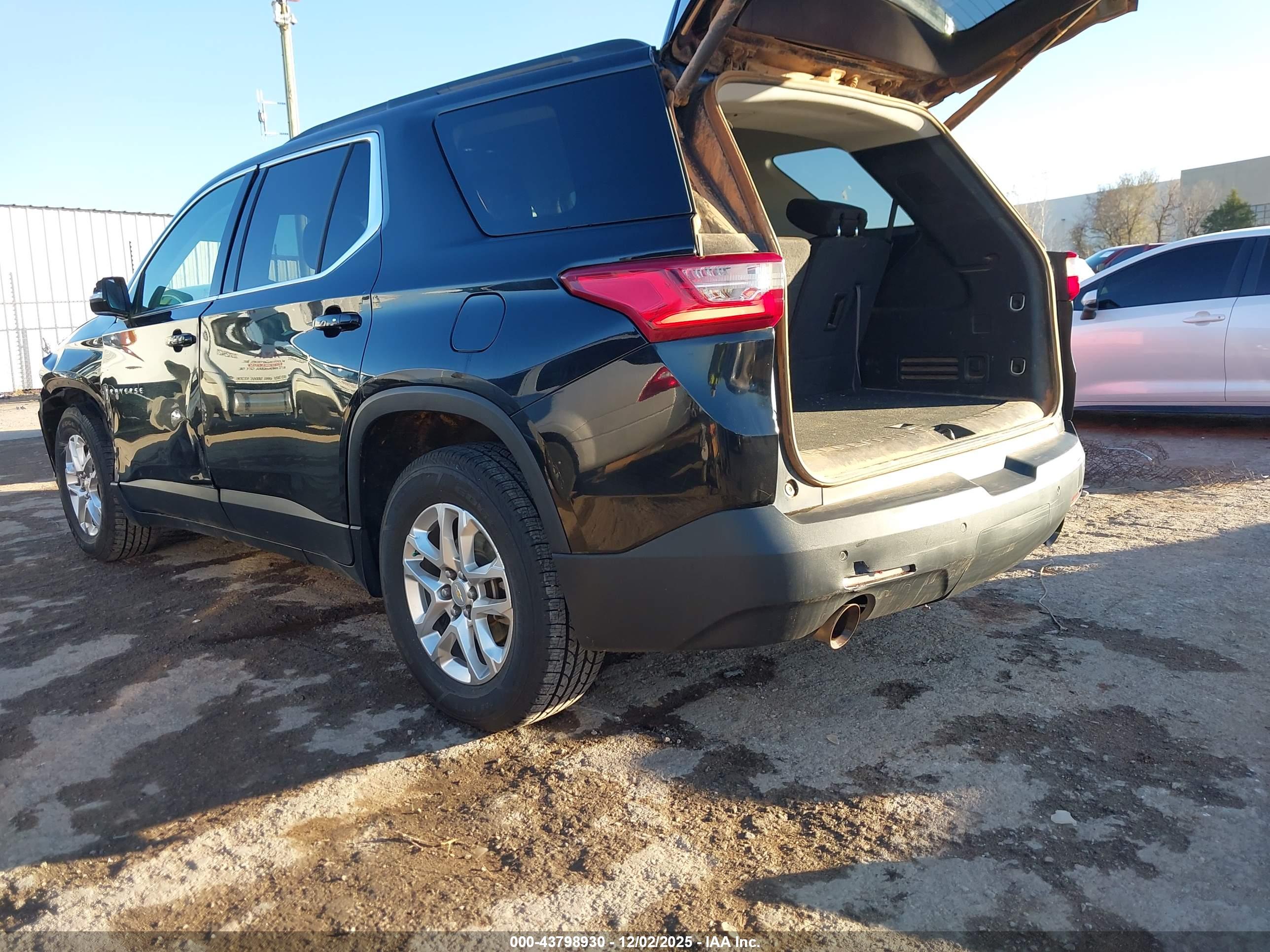 CHEVROLET TRAVERSE image 3