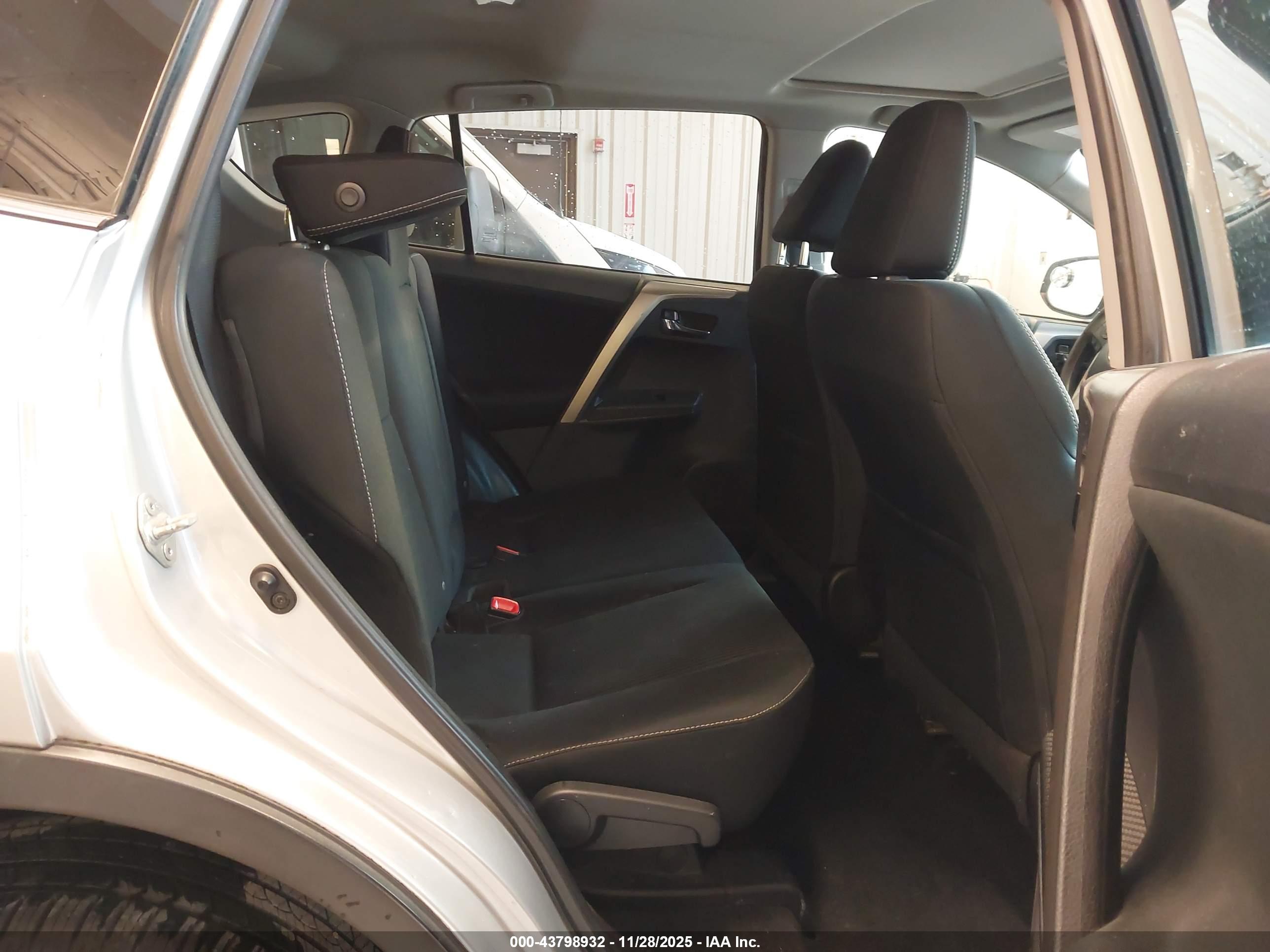 TOYOTA RAV4 image 8