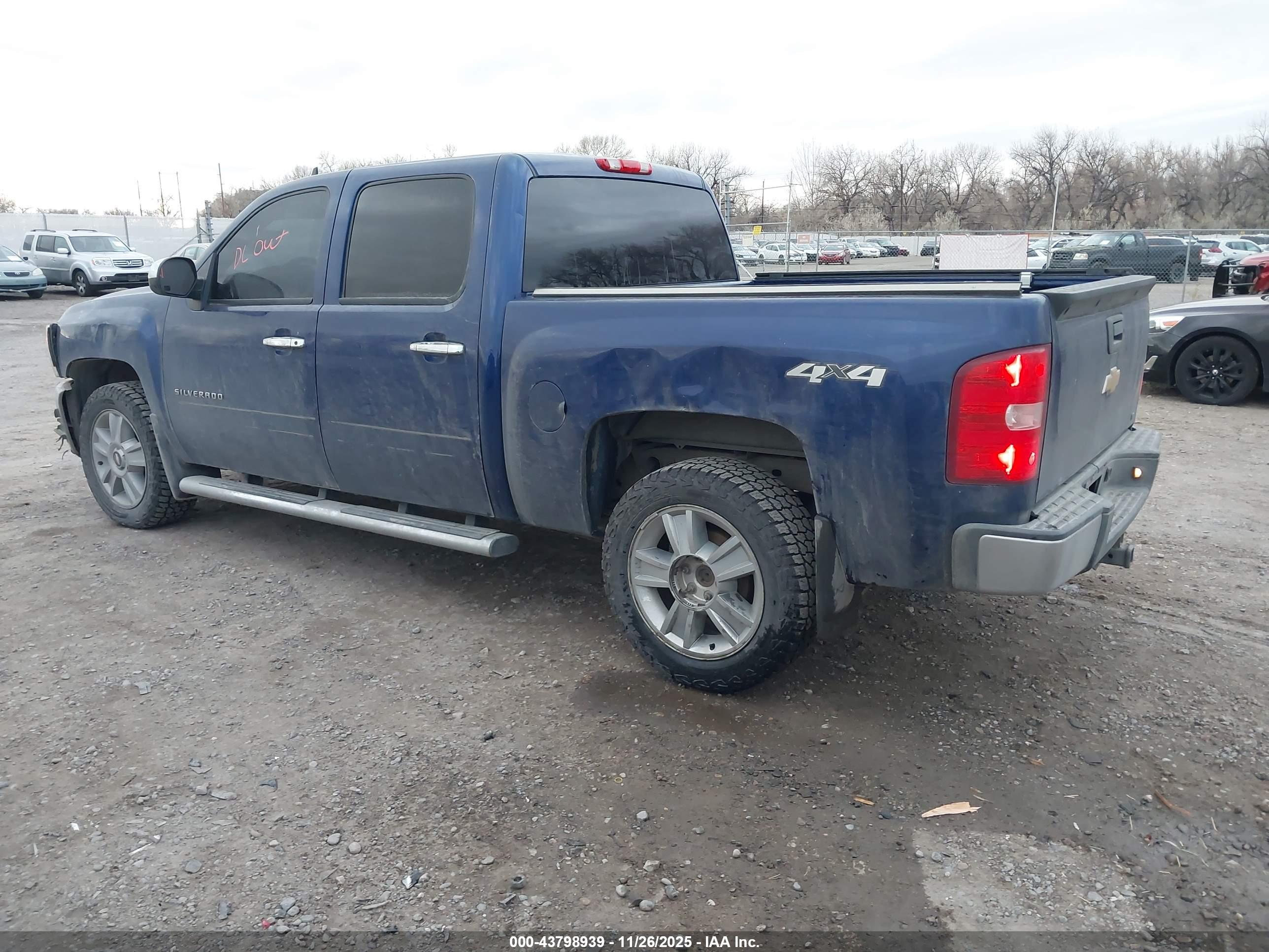 CHEVROLET SILVERADO image 3
