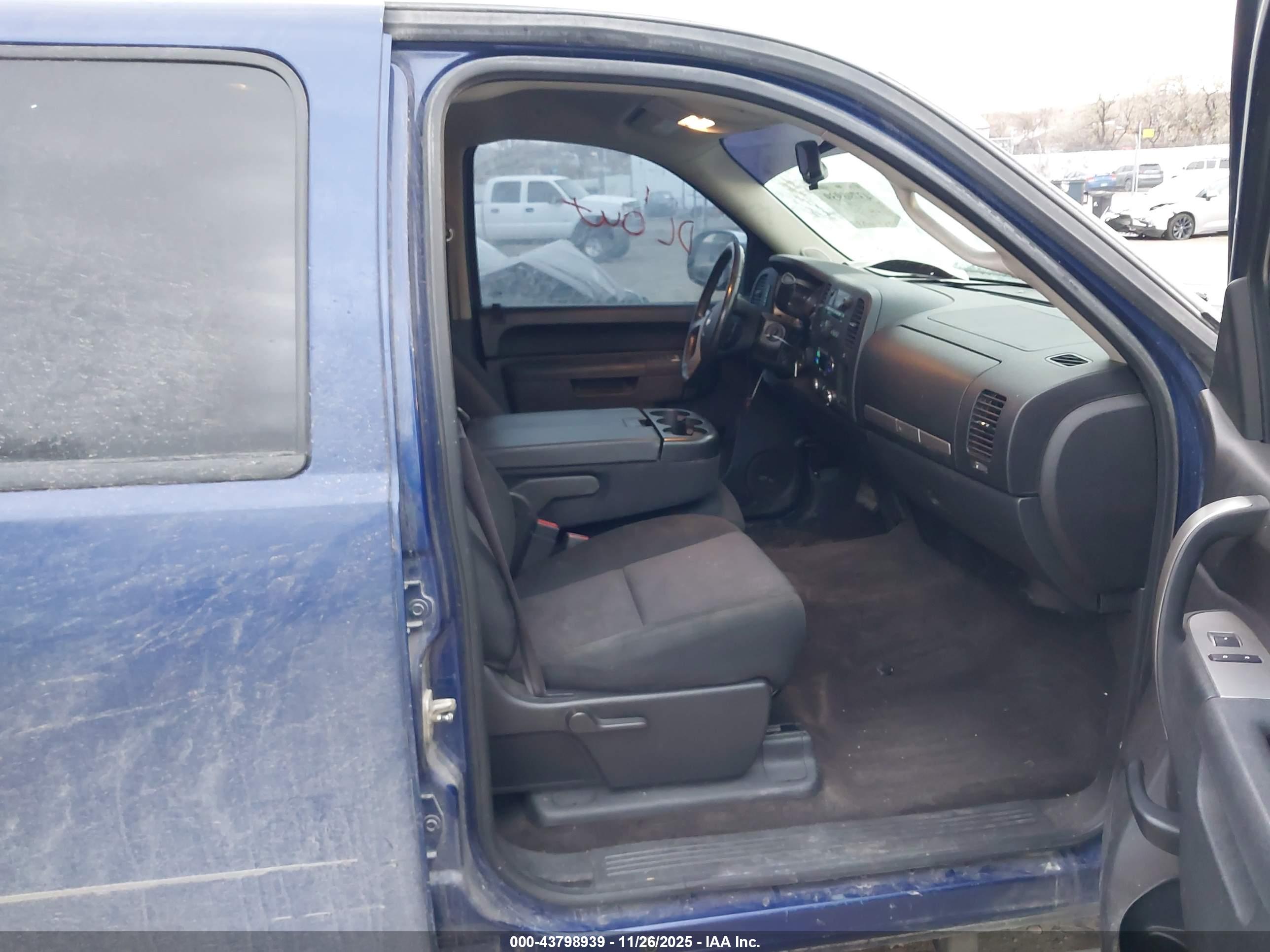 CHEVROLET SILVERADO image 5