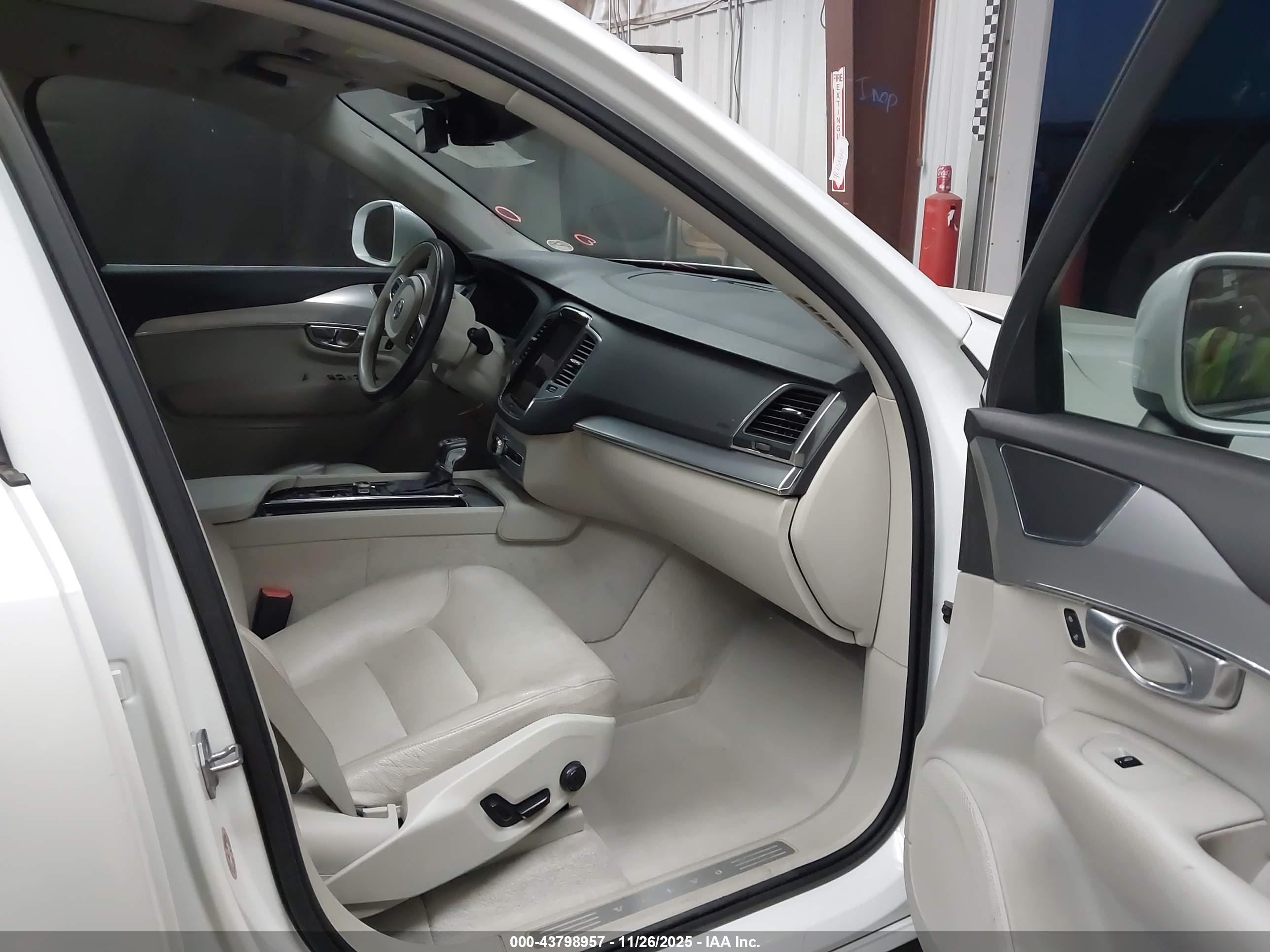 VOLVO XC90 image 5