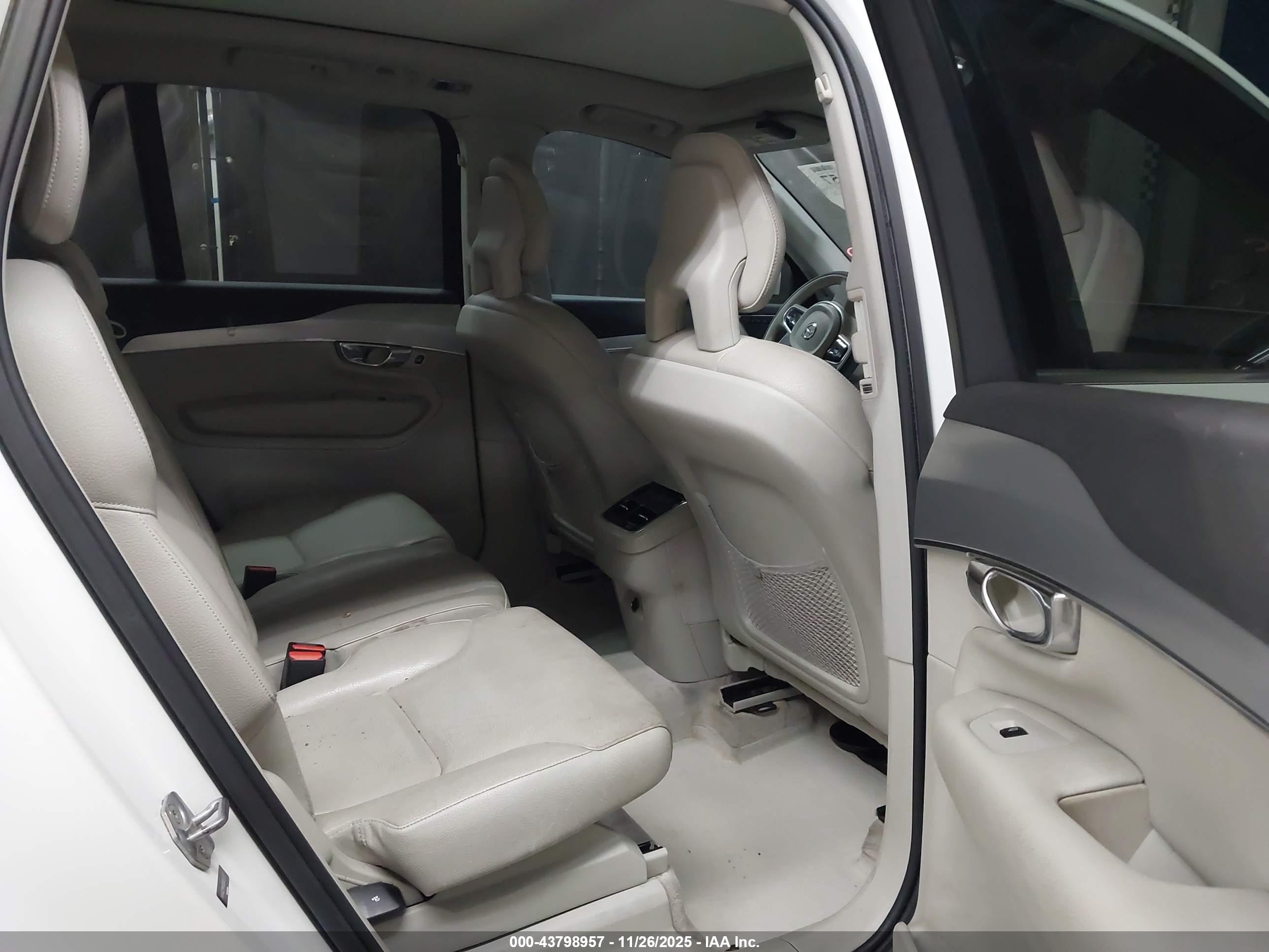 VOLVO XC90 image 8