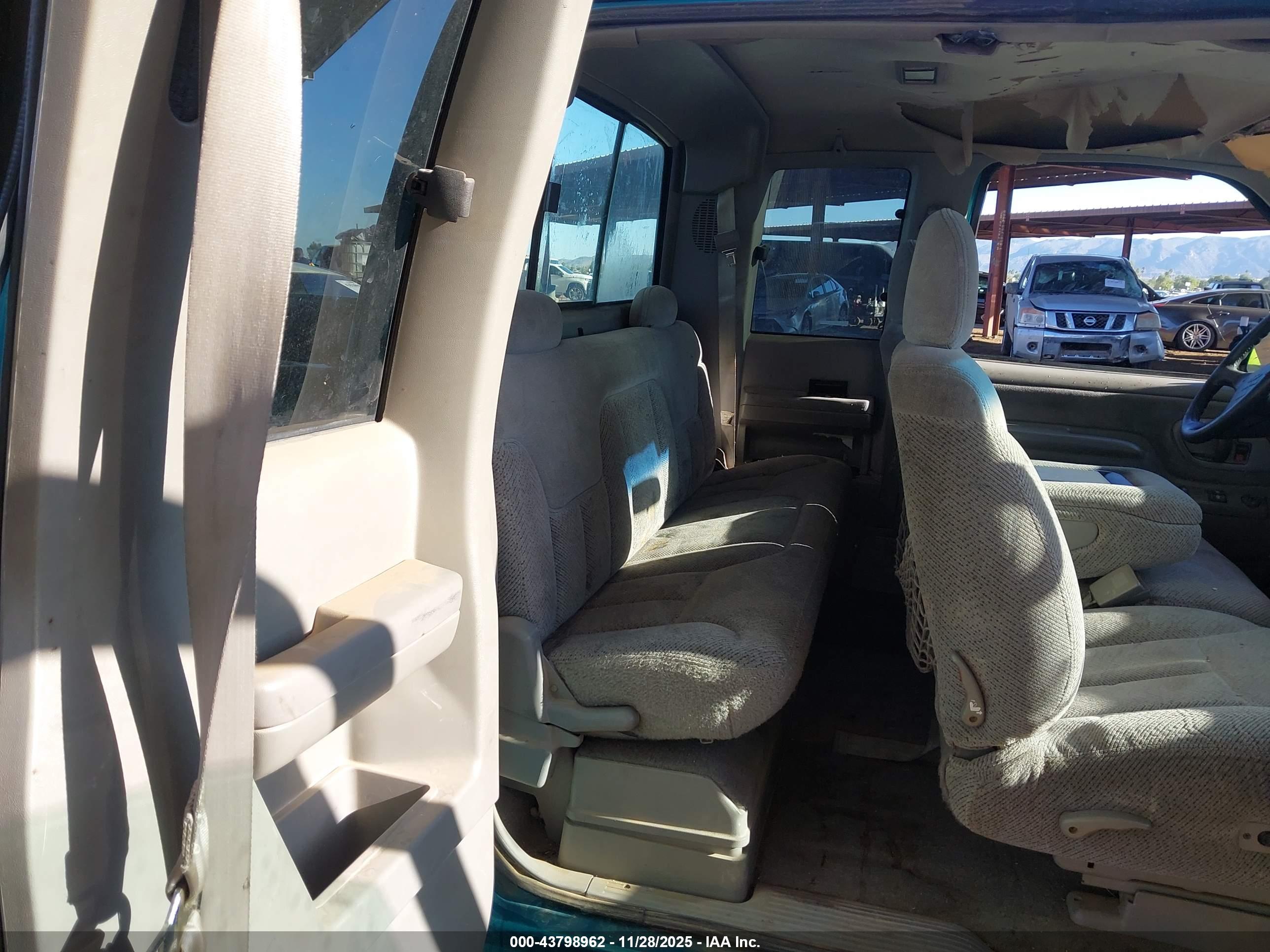 CHEVROLET GMT-400 image 8
