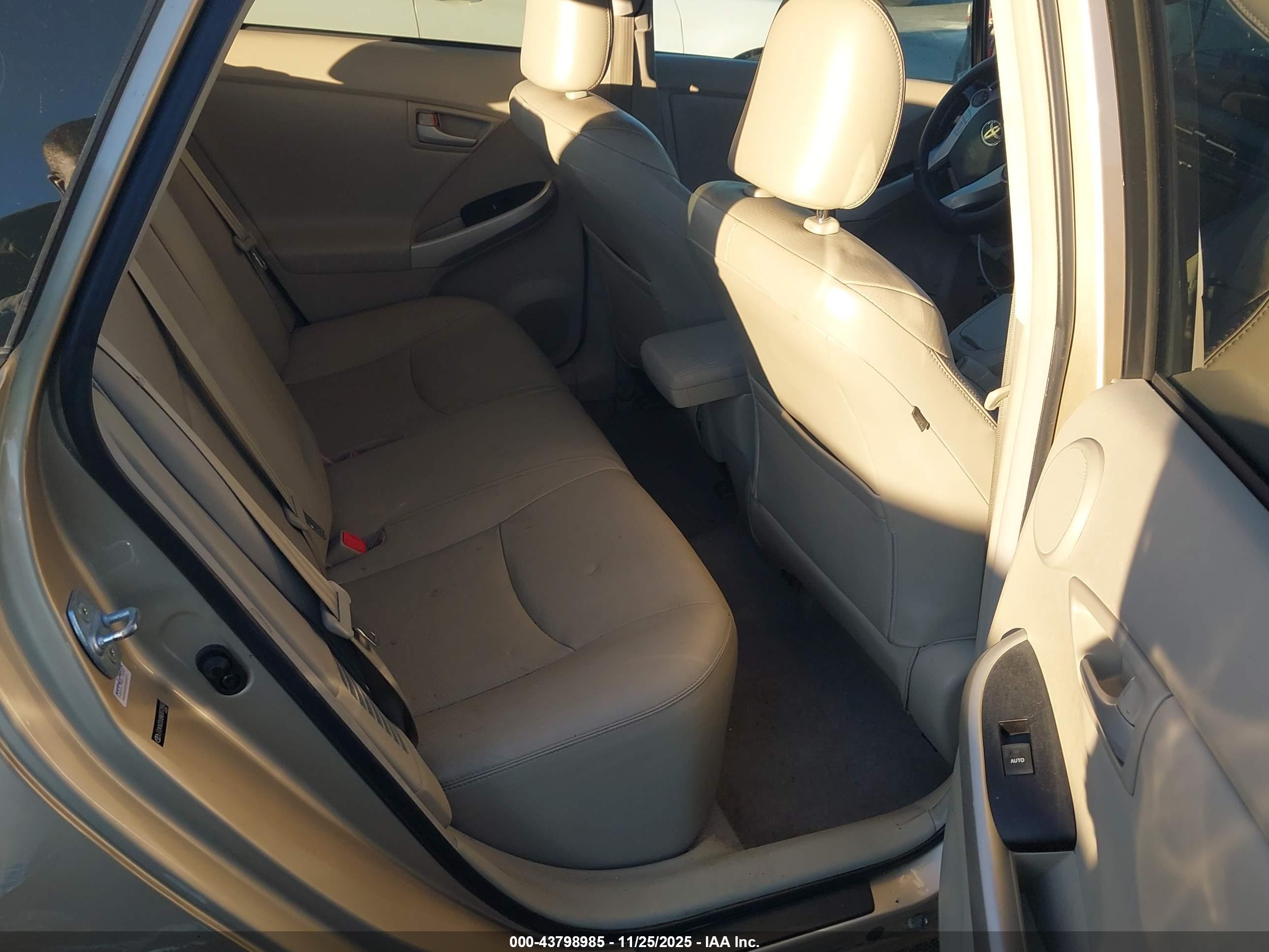 TOYOTA PRIUS image 8