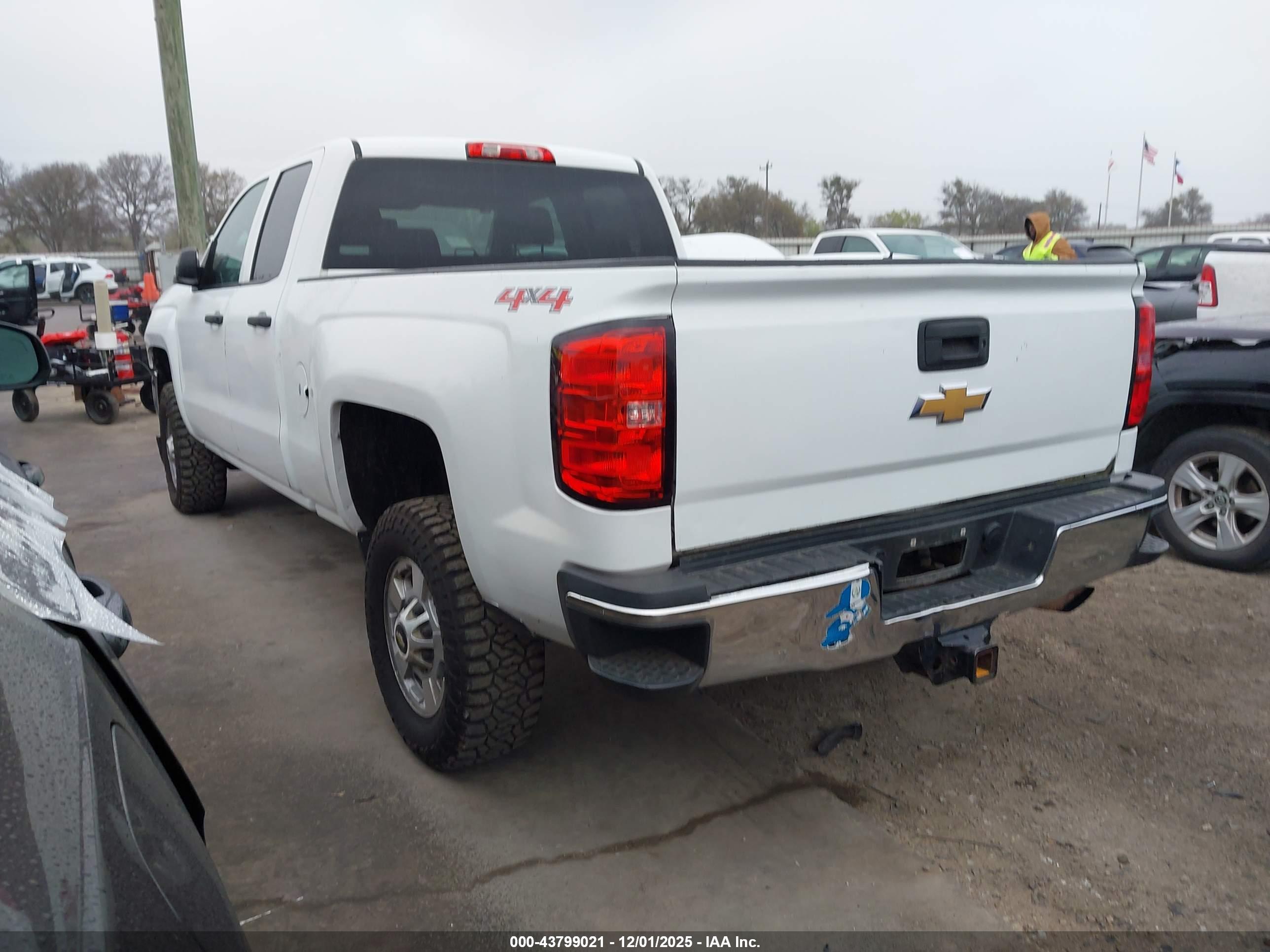 CHEVROLET SILVERADO image 3